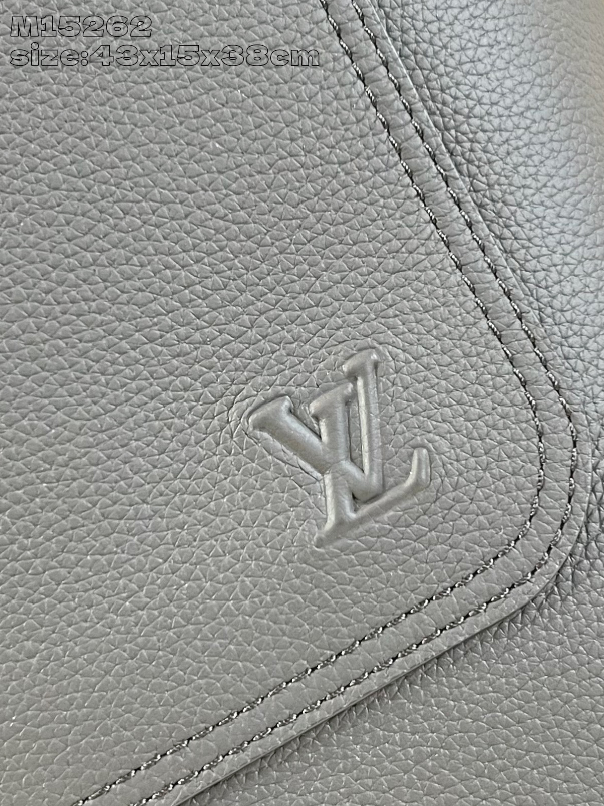 【顶级原单 M15262 】Fastline 双肩包取材柔软耐磨的蜡面牛皮革，以粒面纹理和压纹 LV 字