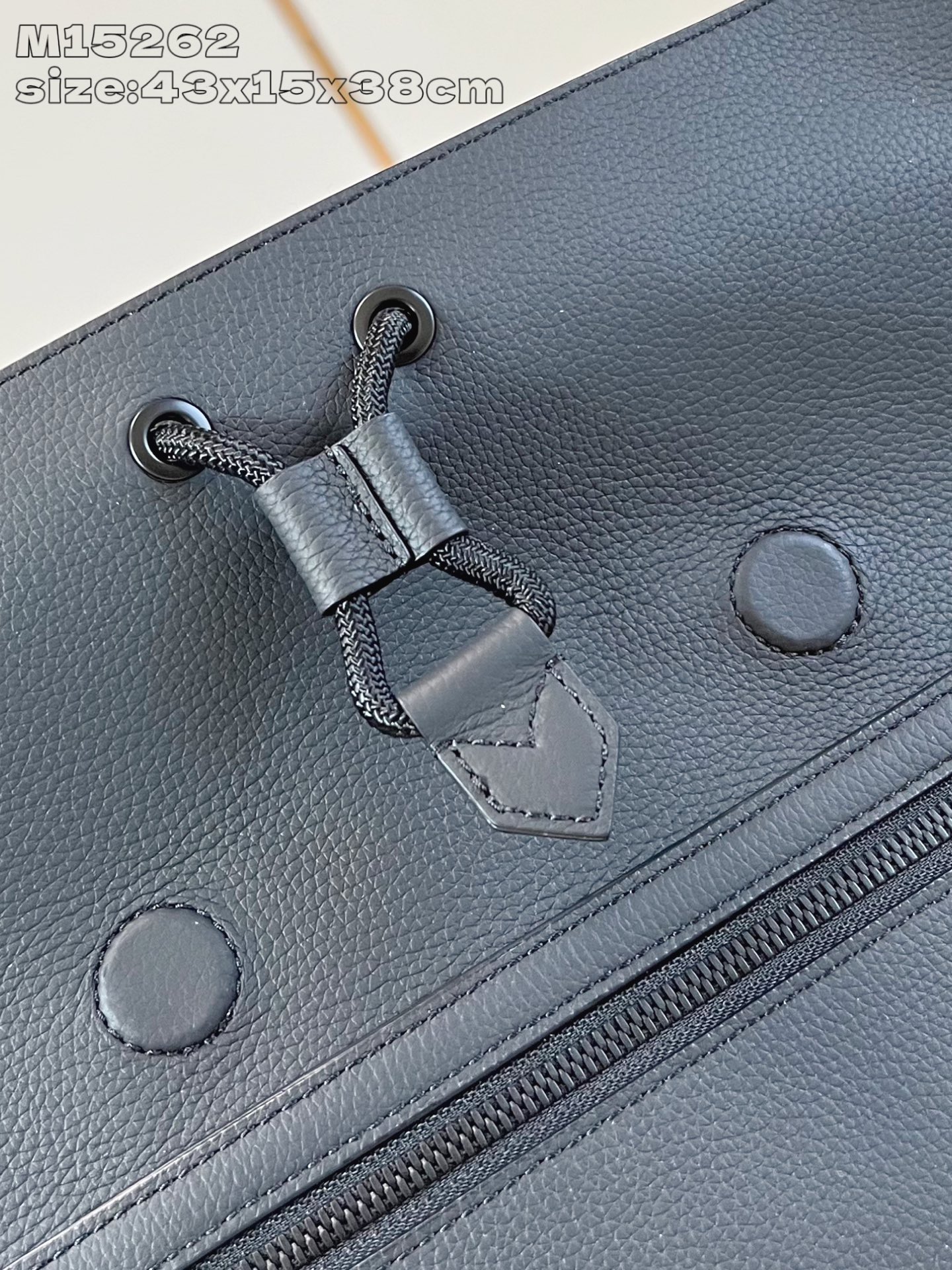 【顶级原单 M15262 】Fastline 双肩包取材柔软耐磨的蜡面牛皮革，以粒面纹理和压纹 LV 字