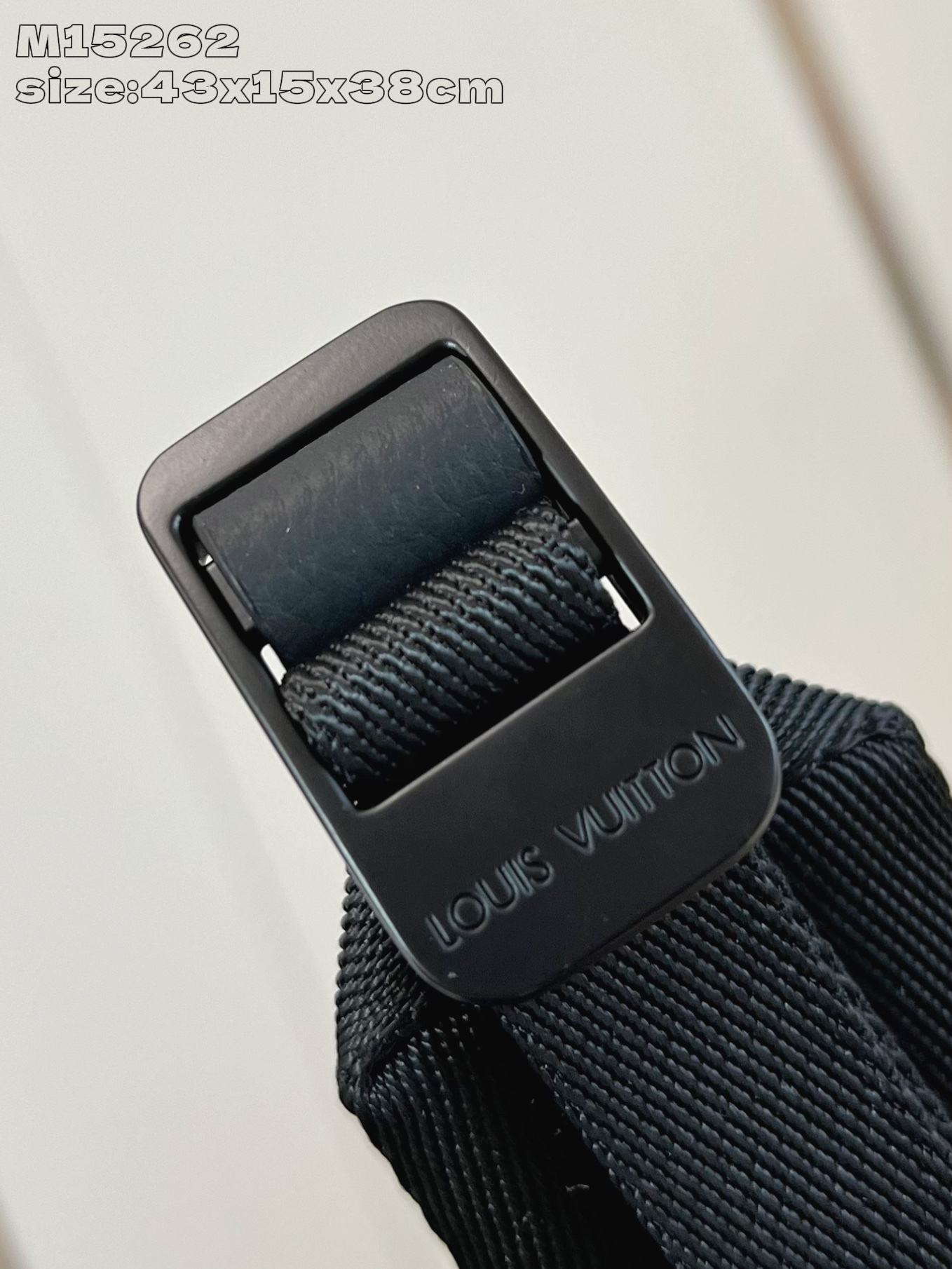 【顶级原单 M15262 】Fastline 双肩包取材柔软耐磨的蜡面牛皮革，以粒面纹理和压纹 LV 字