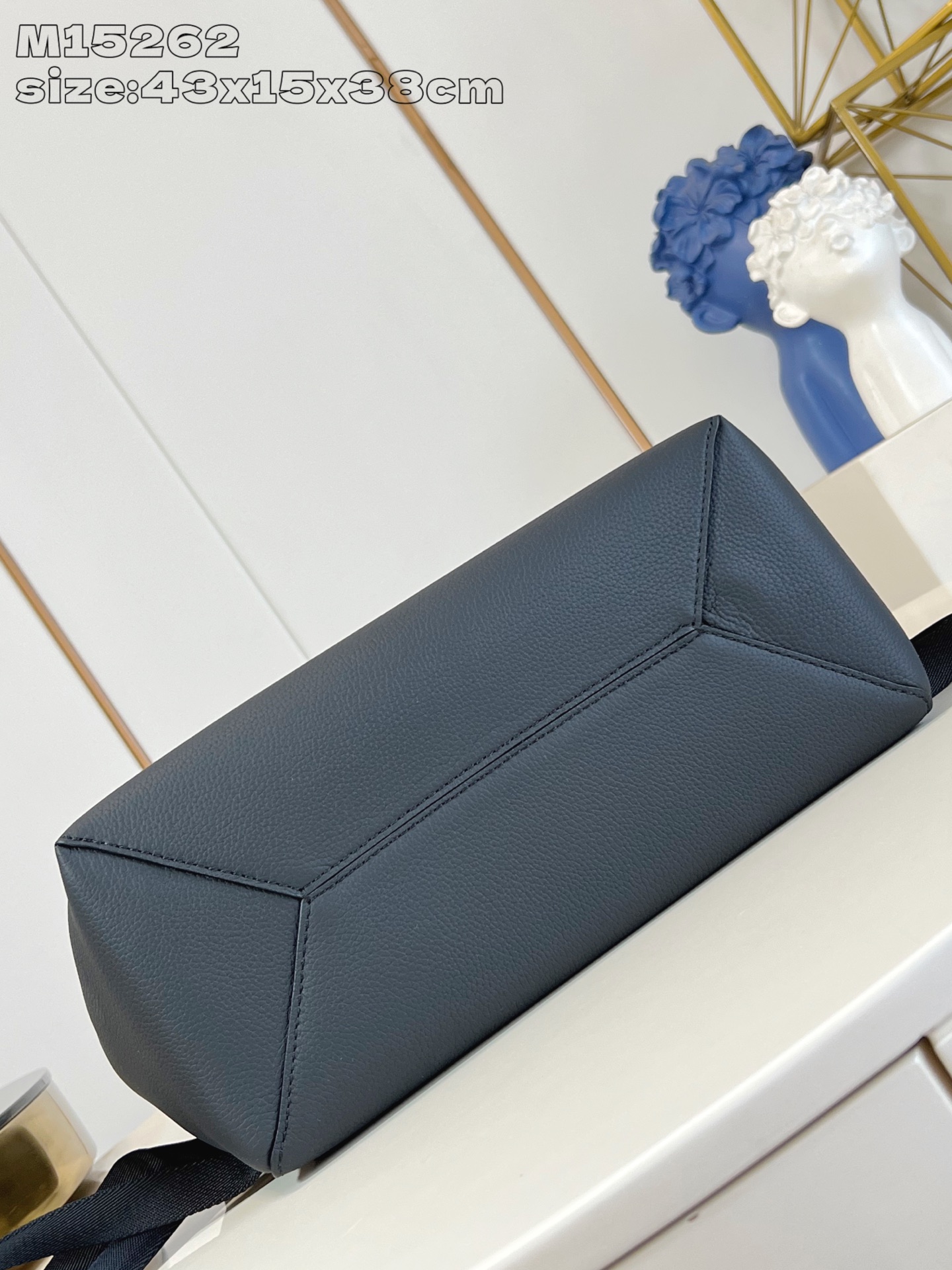 【顶级原单 M15262 】Fastline 双肩包取材柔软耐磨的蜡面牛皮革，以粒面纹理和压纹 LV 字