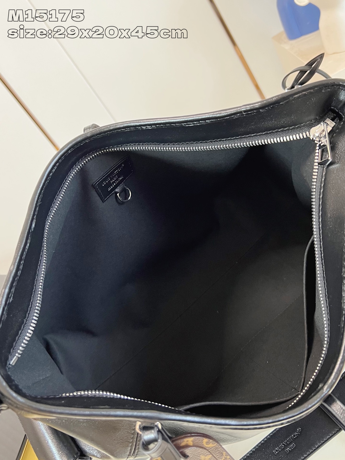 【顶级原单 M15175 】本款 Carry All Travel Bag 手袋取材柔软牛皮革，为名牌和