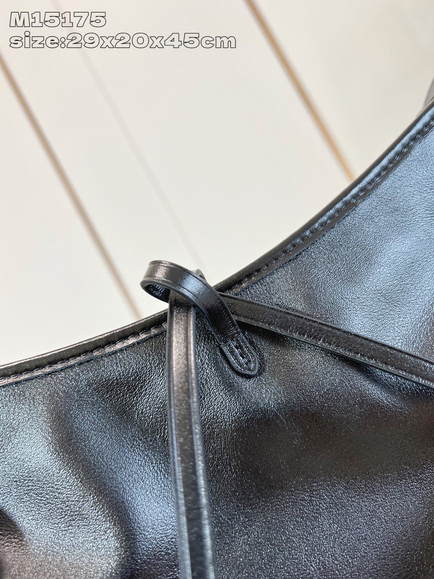 【顶级原单 M15175 】本款 Carry All Travel Bag 手袋取材柔软牛皮革，为名牌和