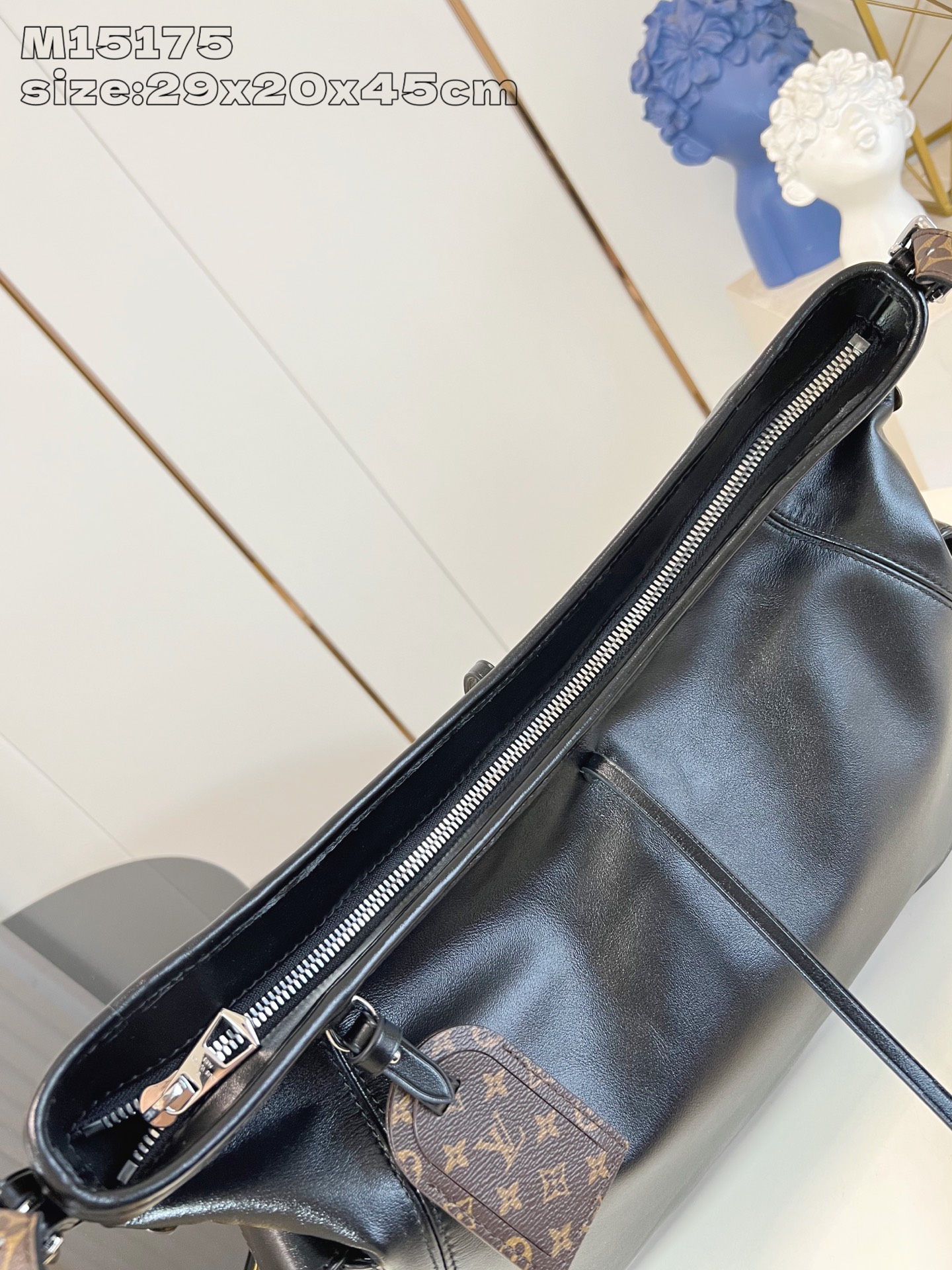 【顶级原单 M15175 】本款 Carry All Travel Bag 手袋取材柔软牛皮革，为名牌和