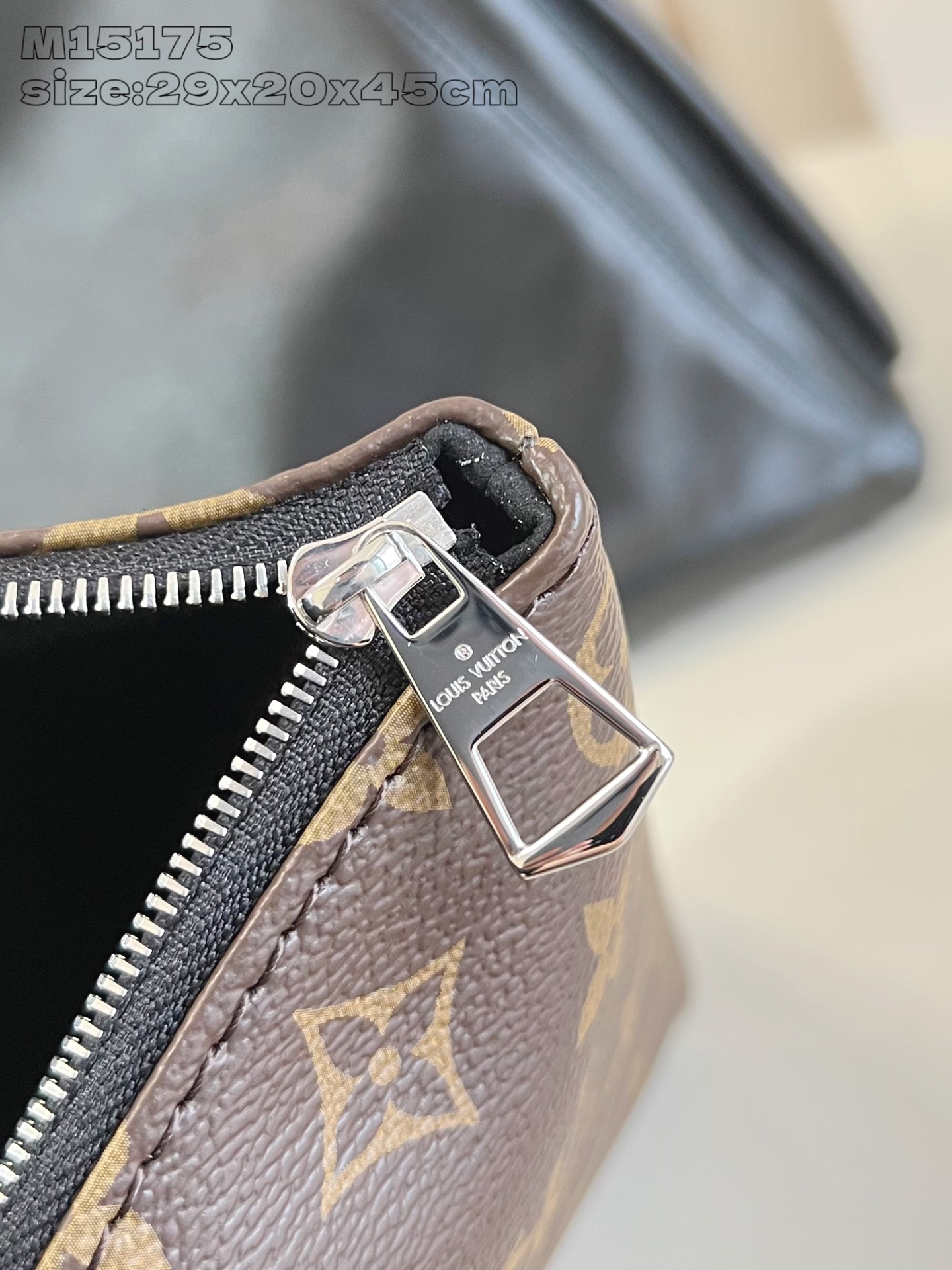 【顶级原单 M15175 】本款 Carry All Travel Bag 手袋取材柔软牛皮革，为名牌和