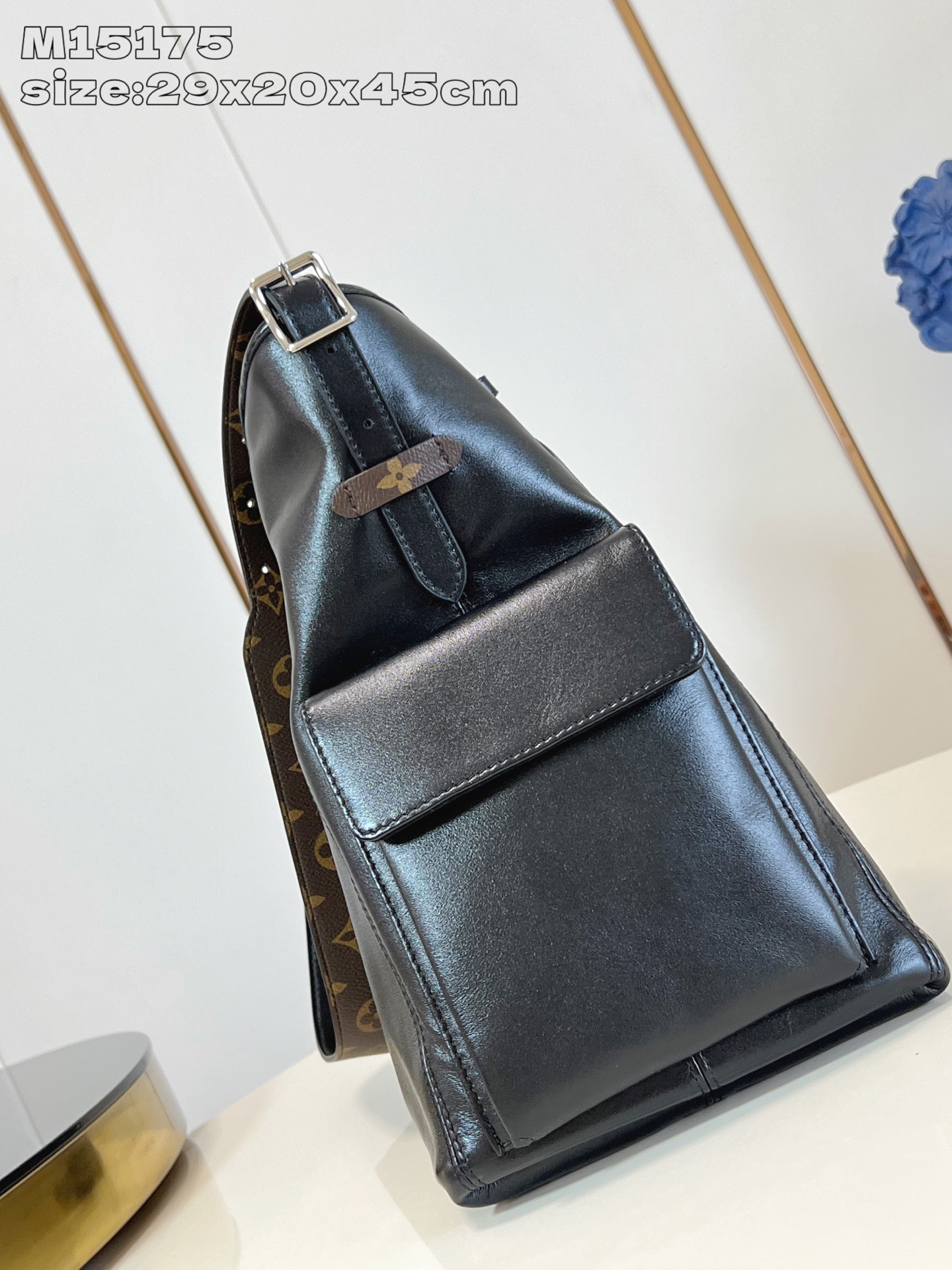 【顶级原单 M15175 】本款 Carry All Travel Bag 手袋取材柔软牛皮革，为名牌和