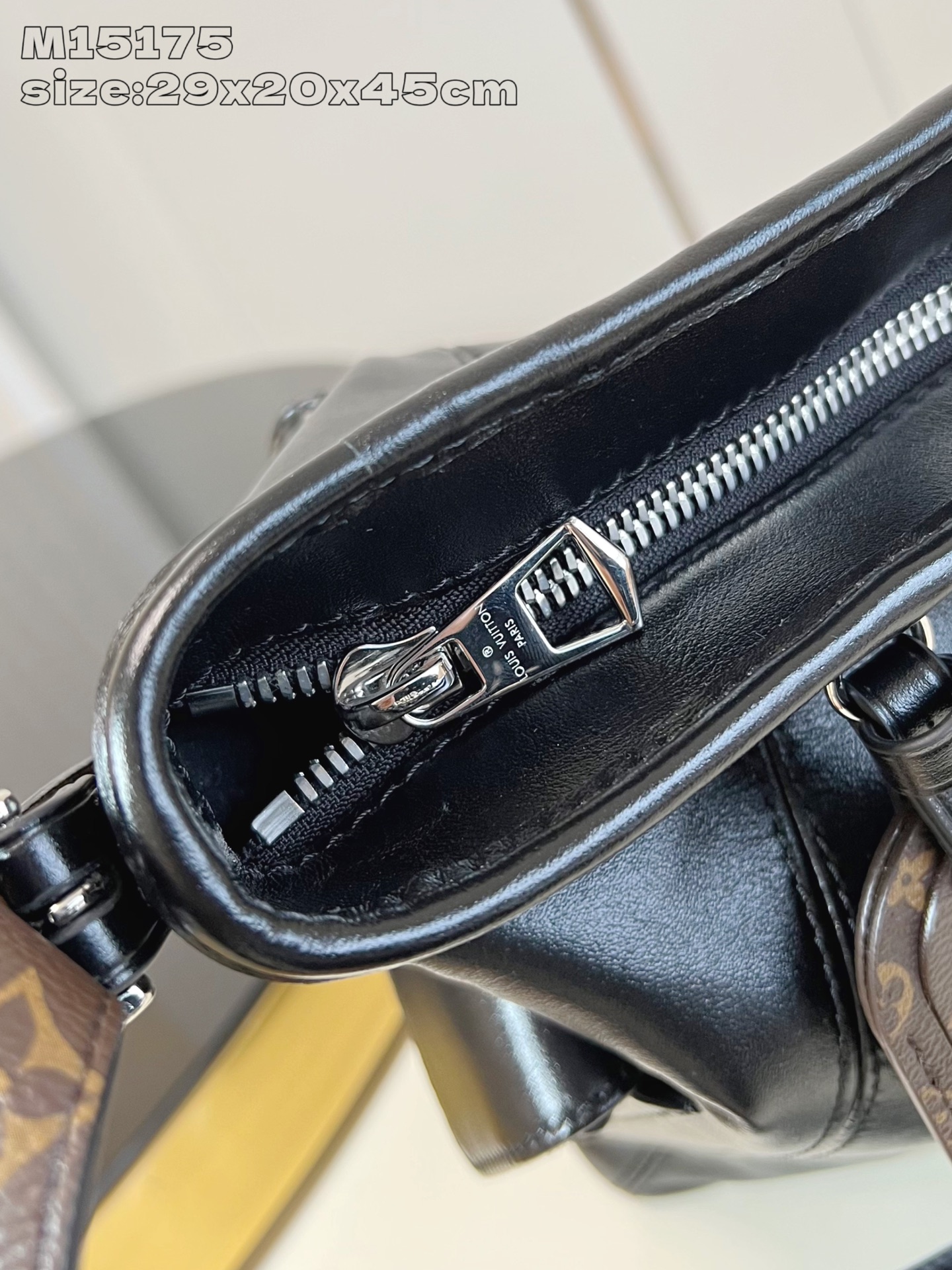 【顶级原单 M15175 】本款 Carry All Travel Bag 手袋取材柔软牛皮革，为名牌和