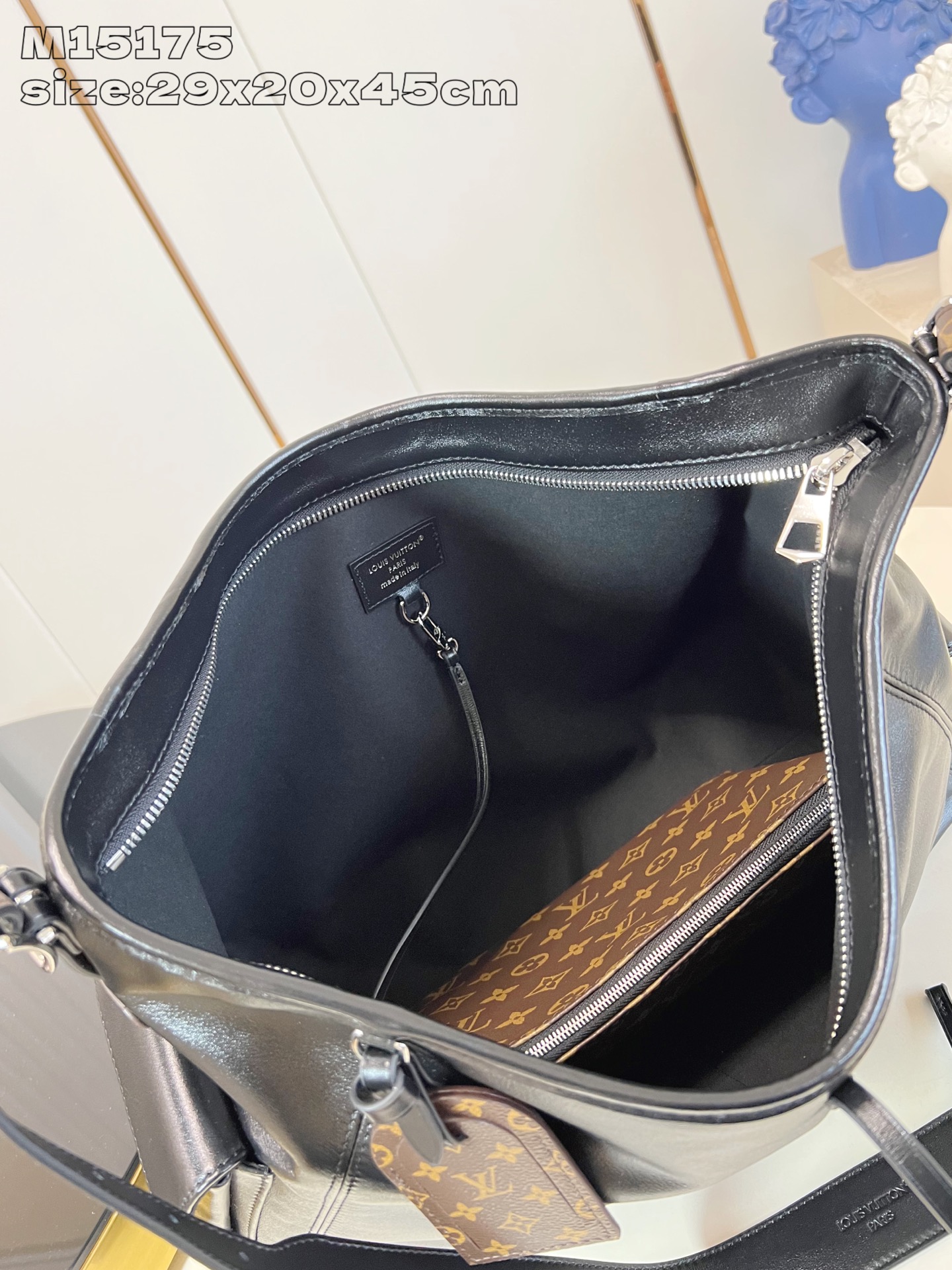 【顶级原单 M15175 】本款 Carry All Travel Bag 手袋取材柔软牛皮革，为名牌和