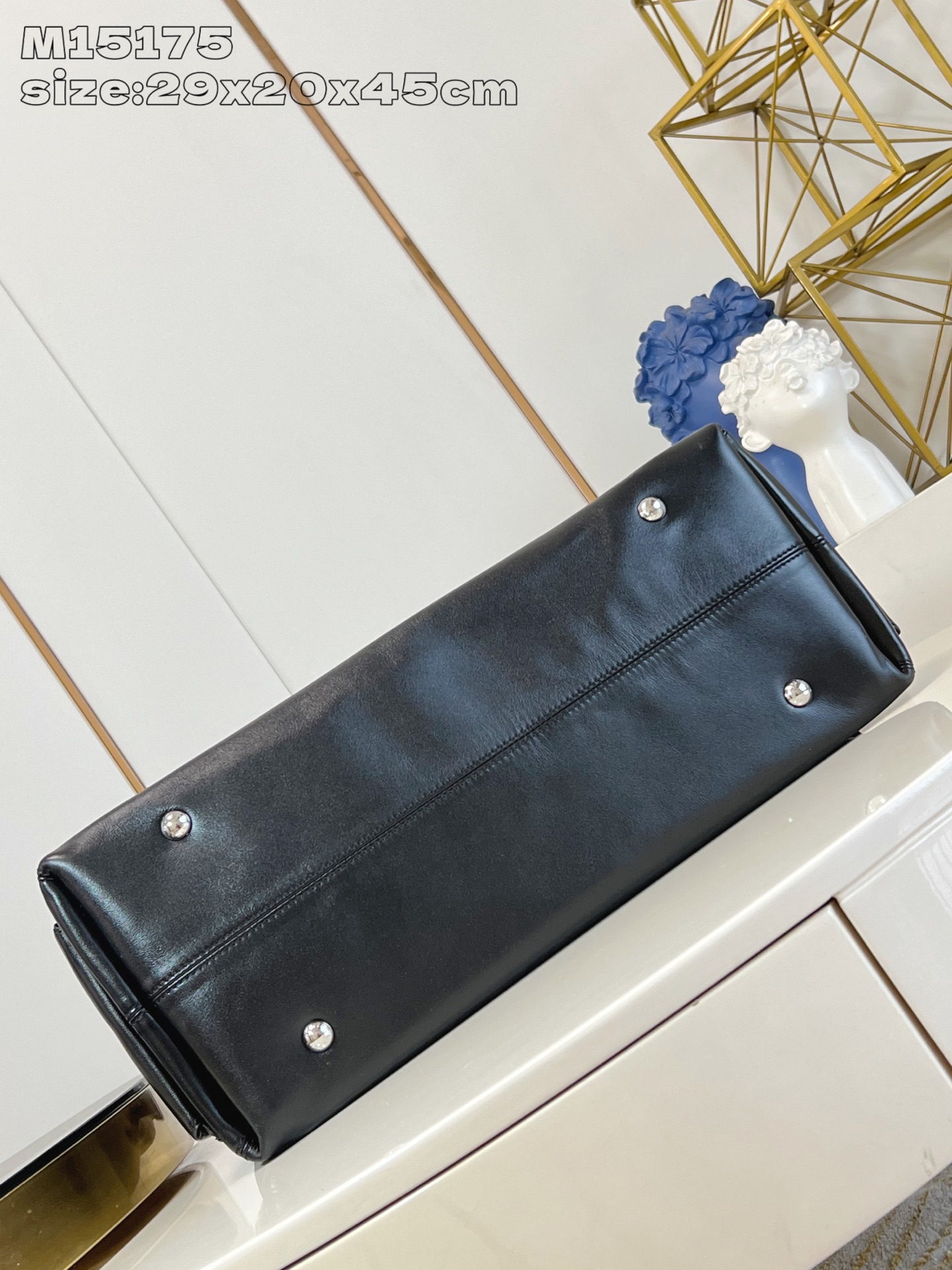 【顶级原单 M15175 】本款 Carry All Travel Bag 手袋取材柔软牛皮革，为名牌和