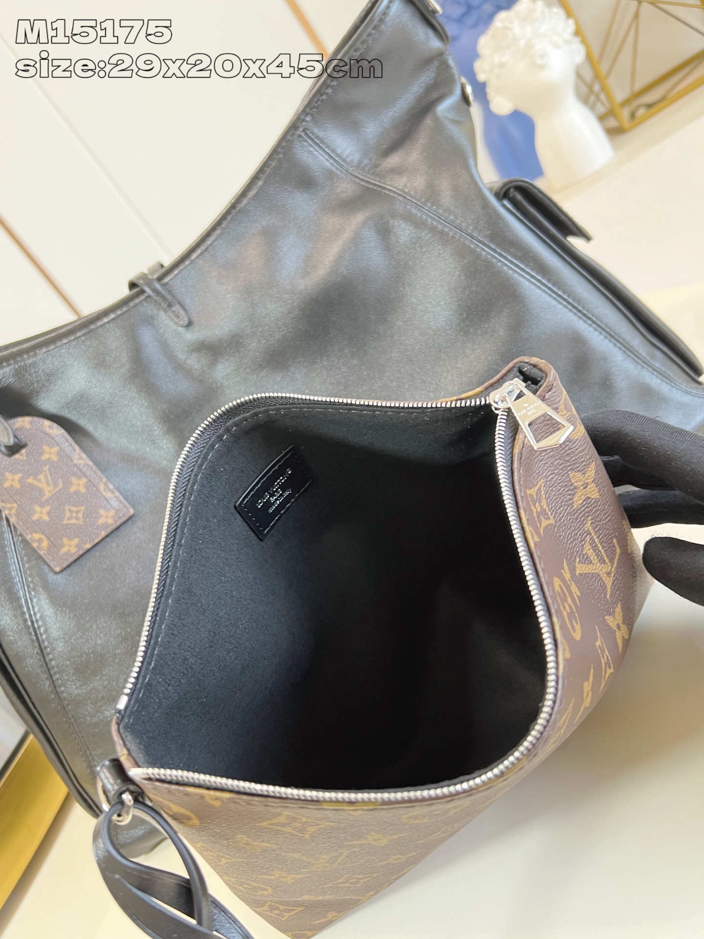 【顶级原单 M15175 】本款 Carry All Travel Bag 手袋取材柔软牛皮革，为名牌和