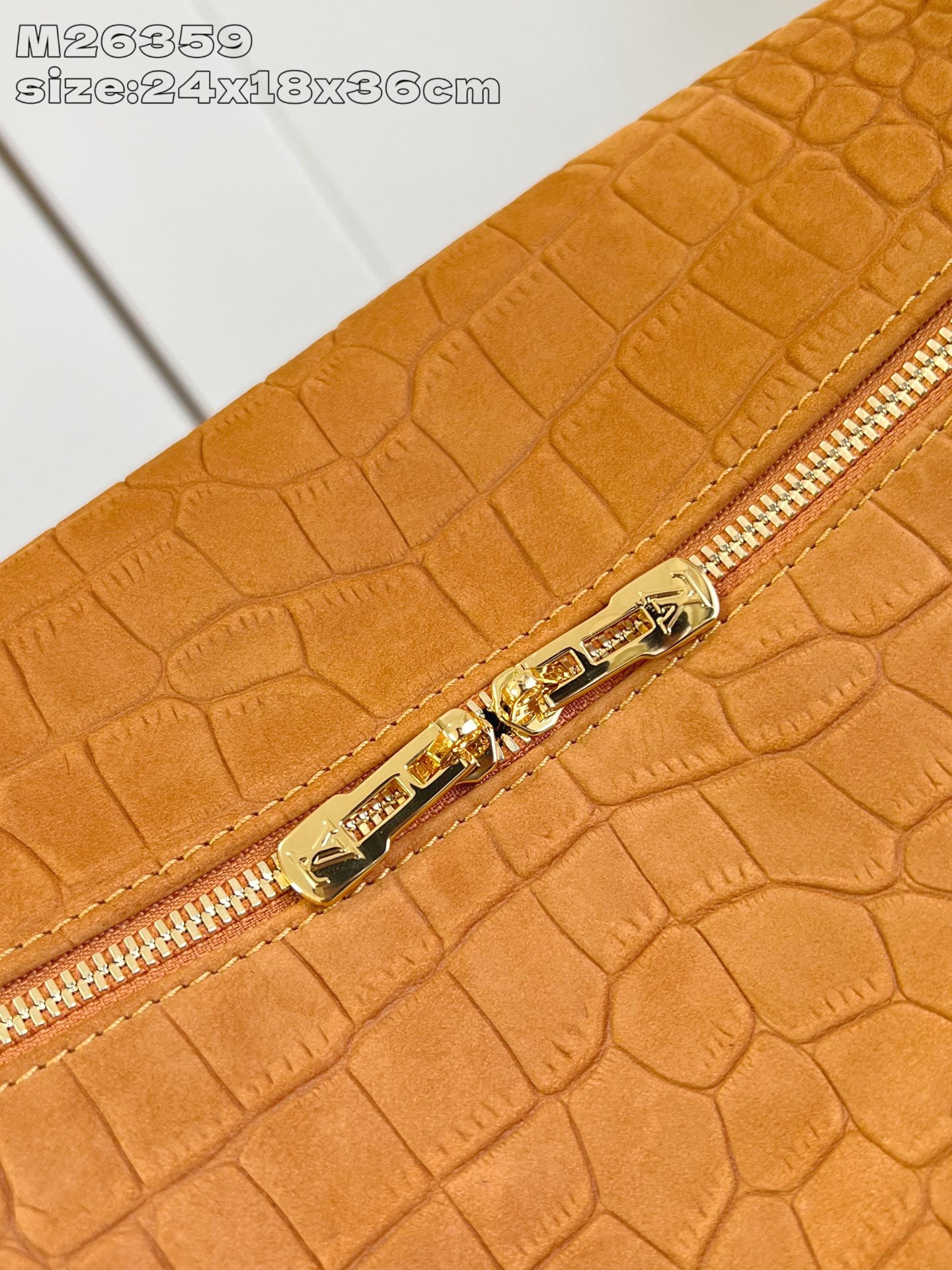 【顶级原单 M26359棕黄鳄鱼纹 】本款 Express 中号手袋选用柔软牛皮革，轻松搭配各类都市造型