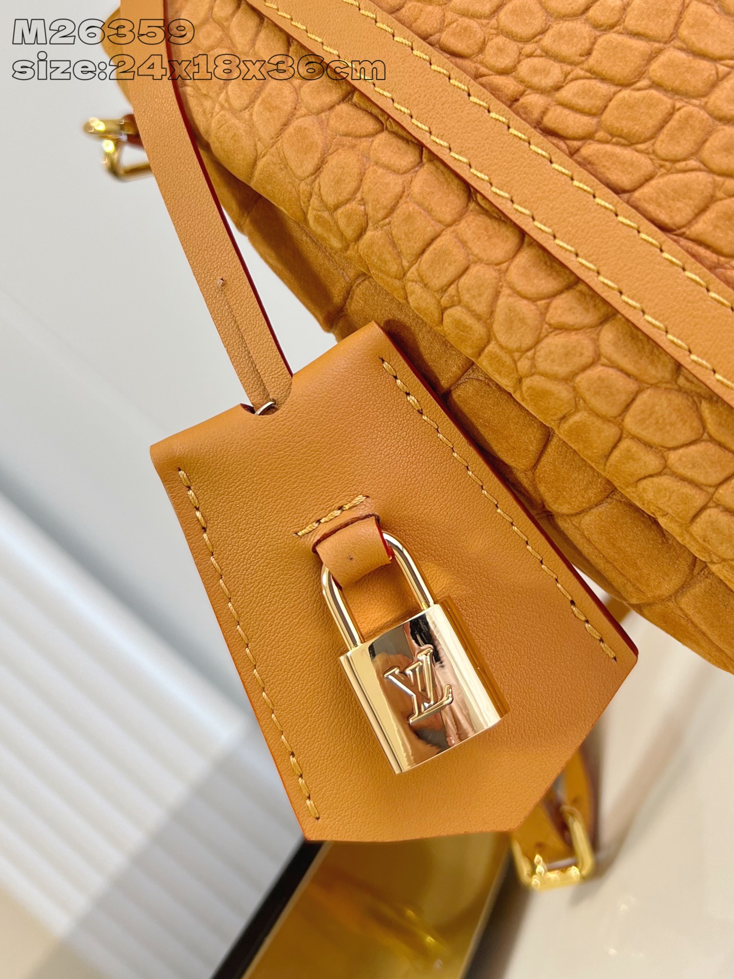 【顶级原单 M26359棕黄鳄鱼纹 】本款 Express 中号手袋选用柔软牛皮革，轻松搭配各类都市造型