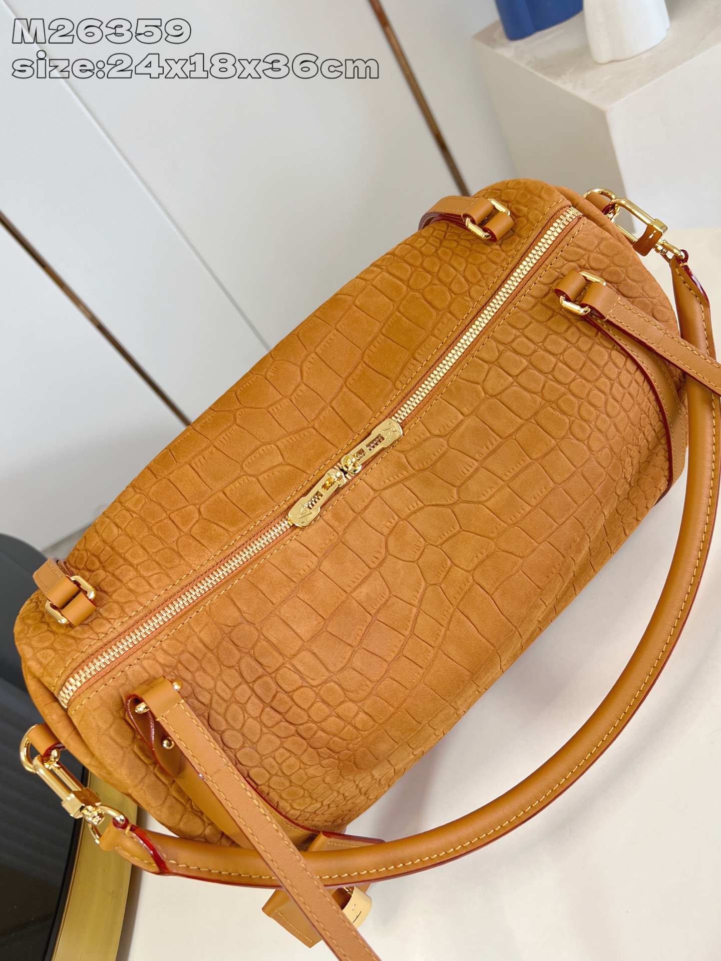 【顶级原单 M26359棕黄鳄鱼纹 】本款 Express 中号手袋选用柔软牛皮革，轻松搭配各类都市造型