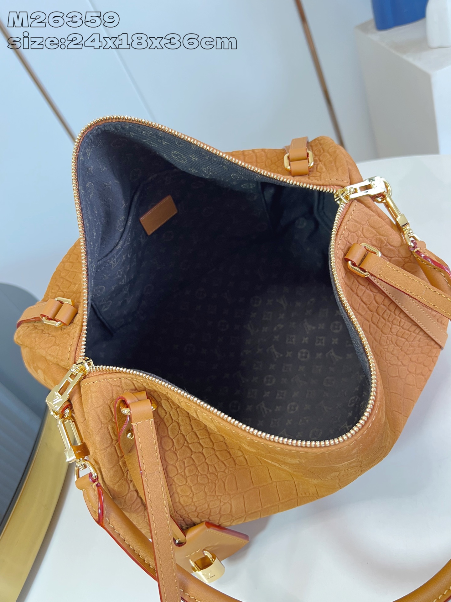 【顶级原单 M26359棕黄鳄鱼纹 】本款 Express 中号手袋选用柔软牛皮革，轻松搭配各类都市造型