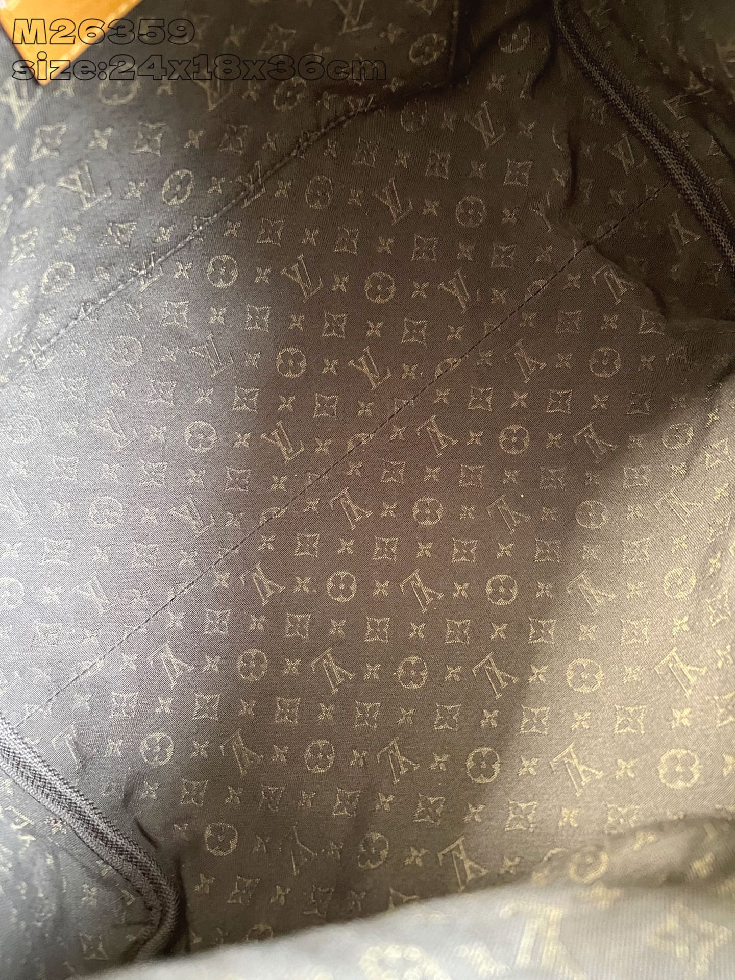 【顶级原单 M26359棕黄鳄鱼纹 】本款 Express 中号手袋选用柔软牛皮革，轻松搭配各类都市造型