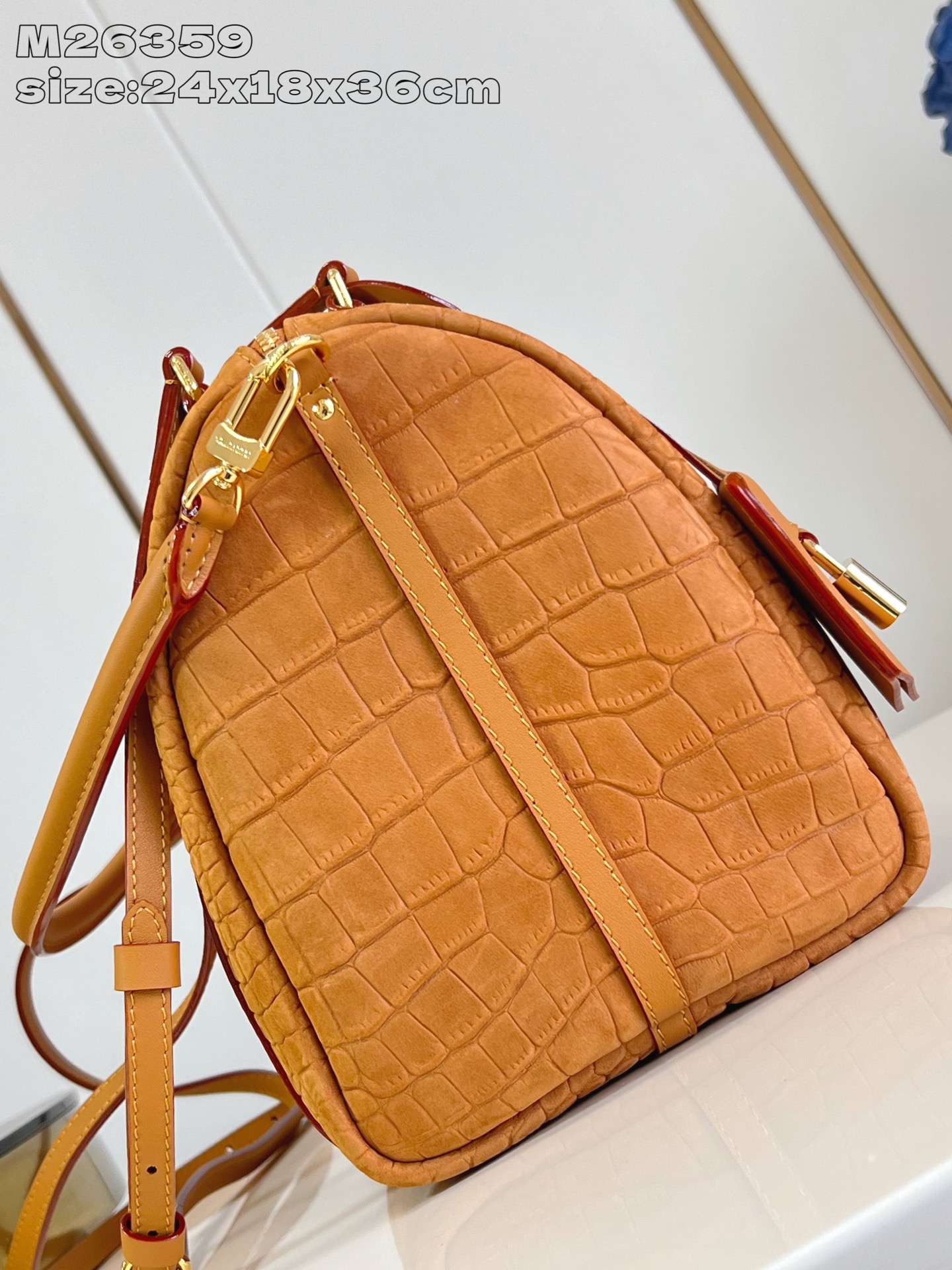 【顶级原单 M26359棕黄鳄鱼纹 】本款 Express 中号手袋选用柔软牛皮革，轻松搭配各类都市造型