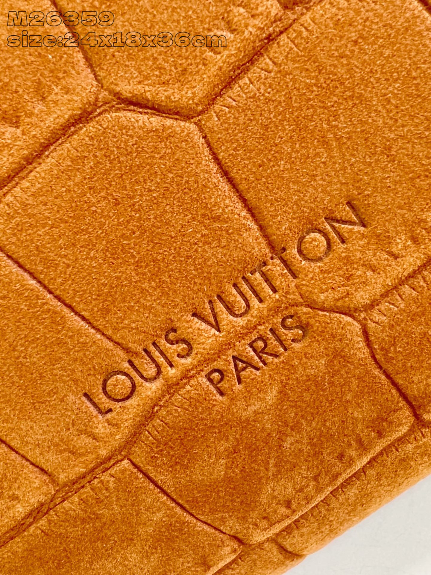 【顶级原单 M26359棕黄鳄鱼纹 】本款 Express 中号手袋选用柔软牛皮革，轻松搭配各类都市造型