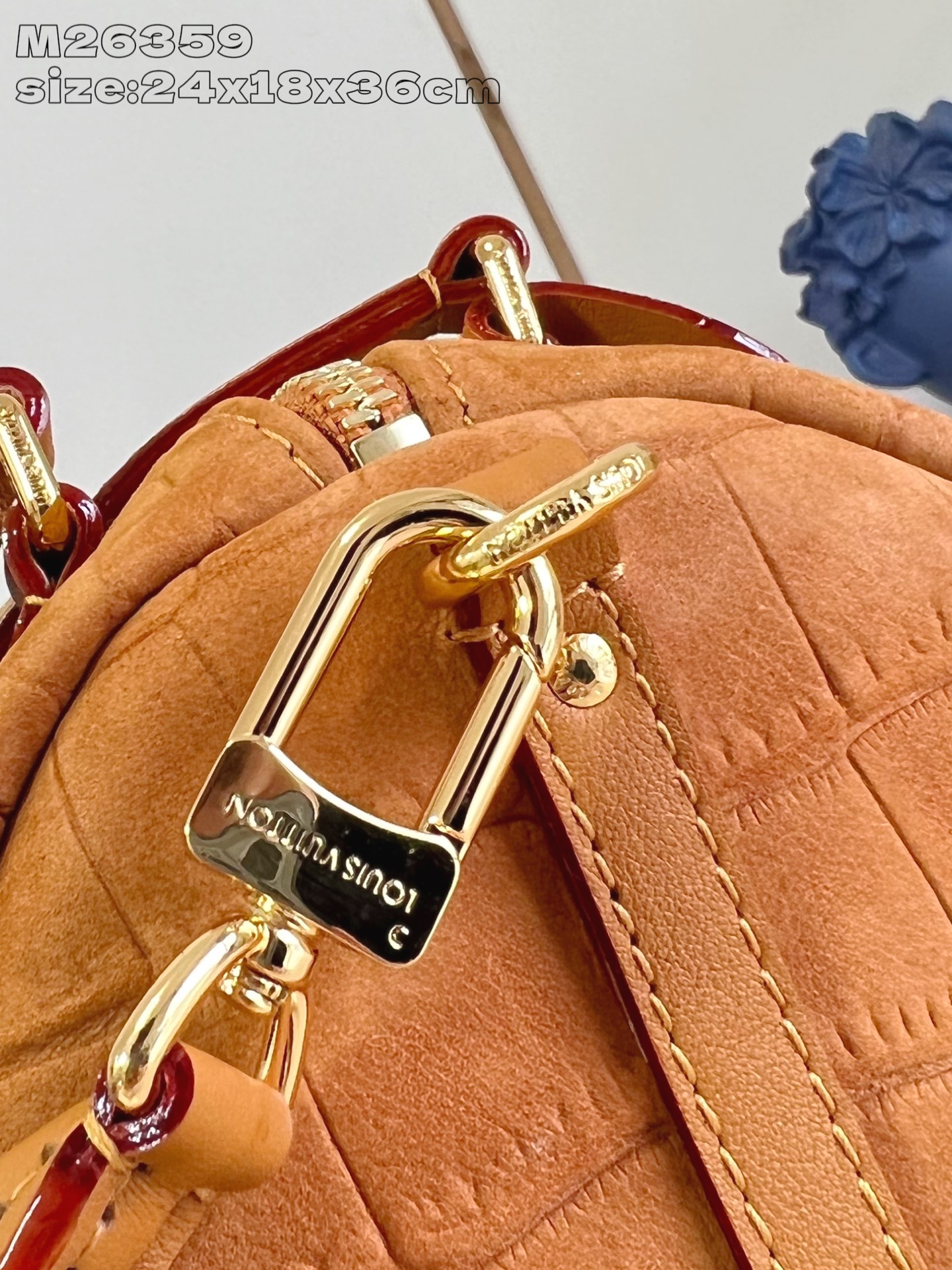 【顶级原单 M26359棕黄鳄鱼纹 】本款 Express 中号手袋选用柔软牛皮革，轻松搭配各类都市造型