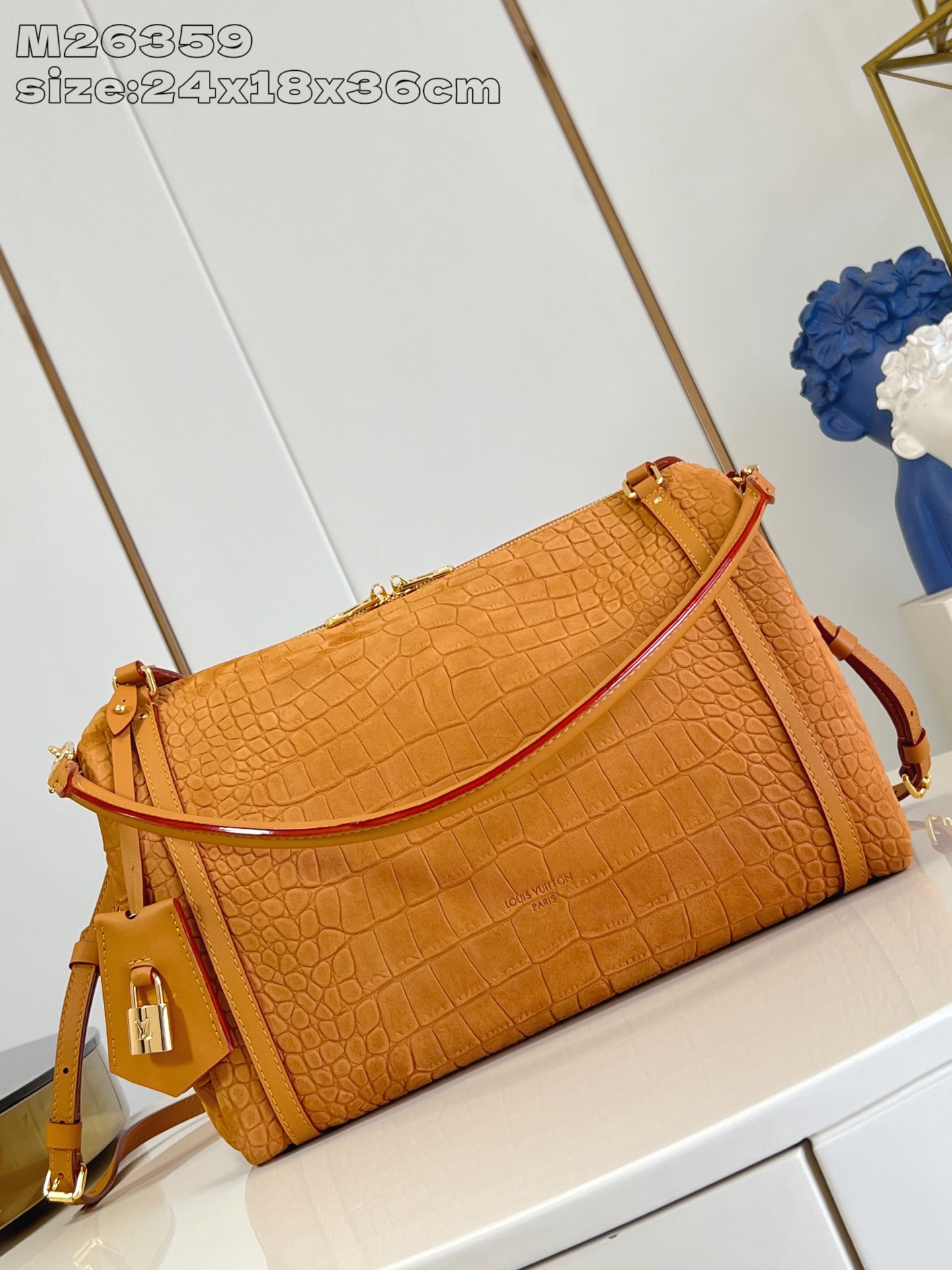 【顶级原单 M26359棕黄鳄鱼纹 】本款 Express 中号手袋选用柔软牛皮革，轻松搭配各类都市造型