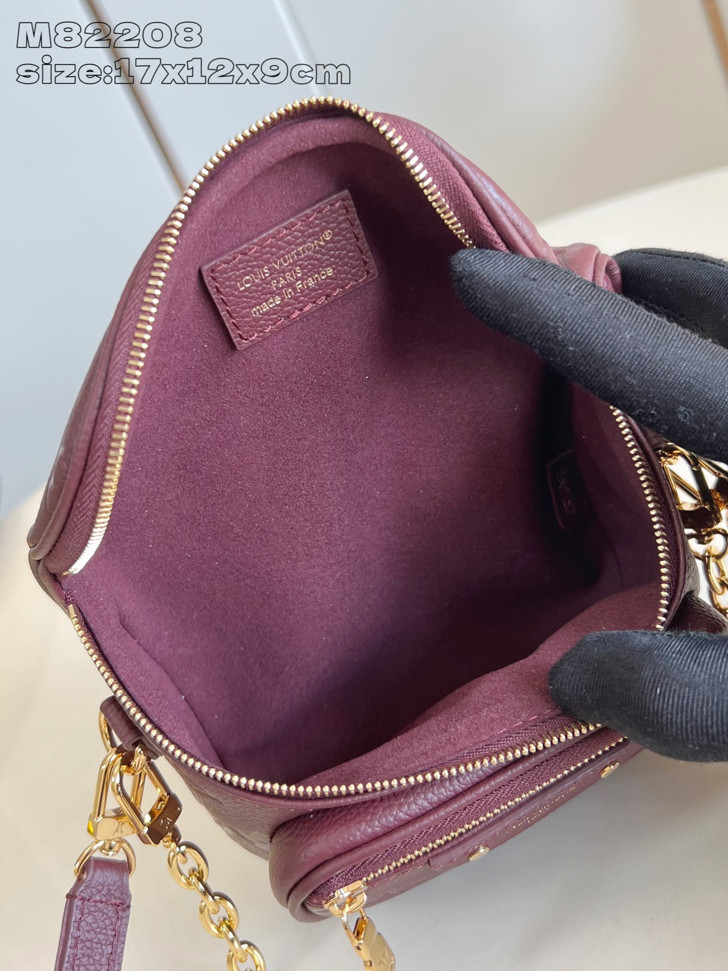 【顶级原单 M82208紫红压花 】本款 Mini Bumbag 手袋来自 LV Gradient 系列