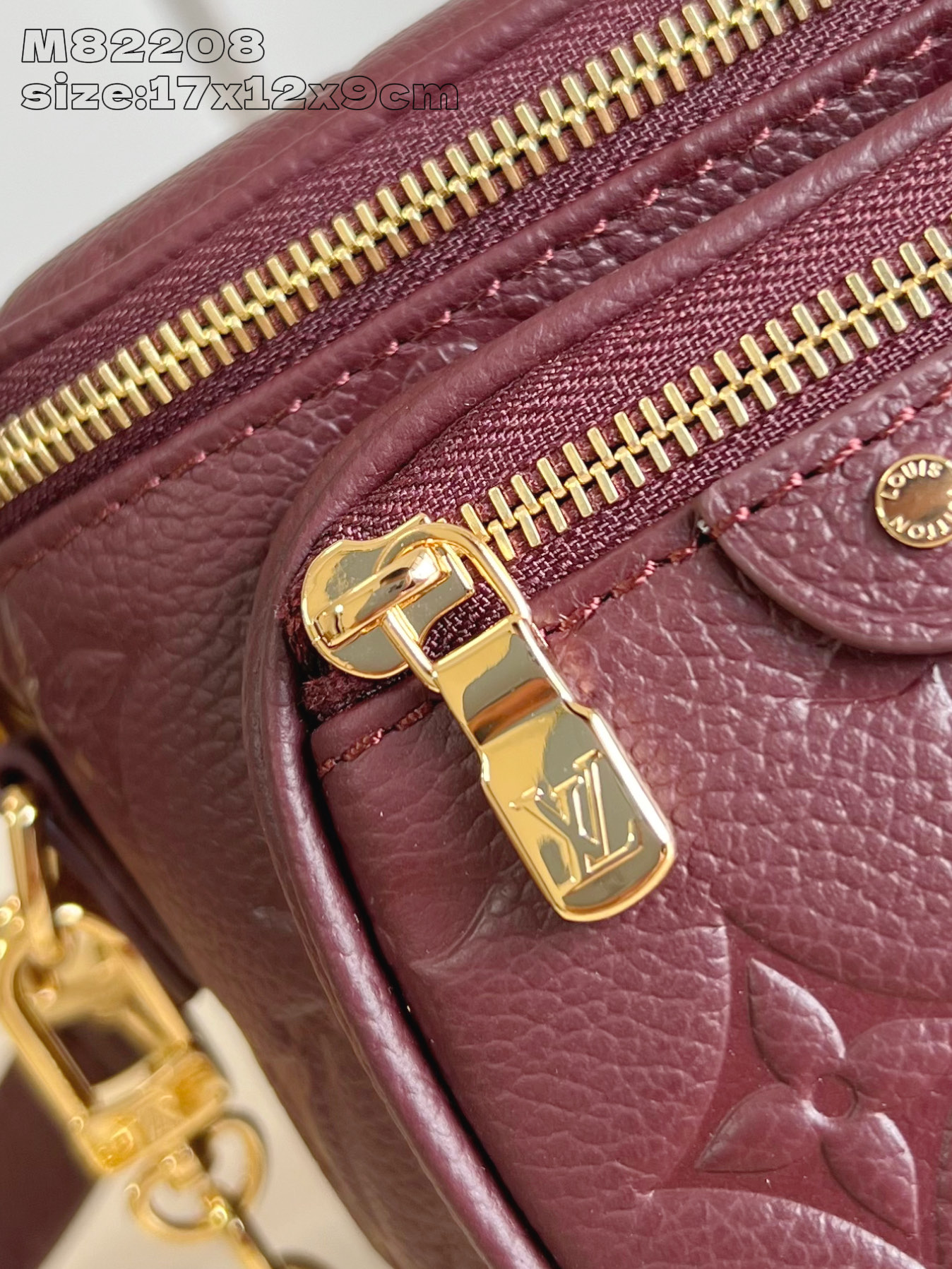 【顶级原单 M82208紫红压花 】本款 Mini Bumbag 手袋来自 LV Gradient 系列