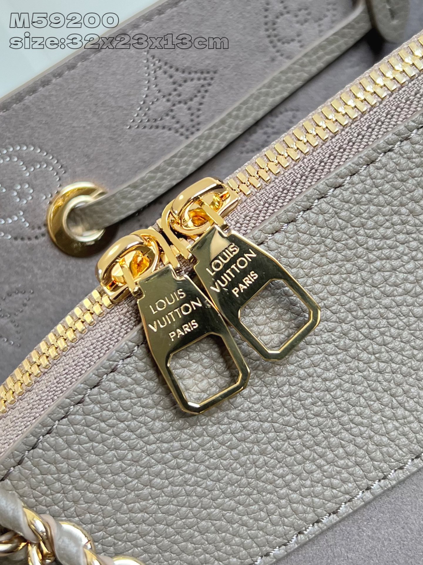 【顶级原单 M59200墨绿 】 本款 Bella Tote 手袋取材品牌标志性镂花穿孔皮革，与可拆卸链