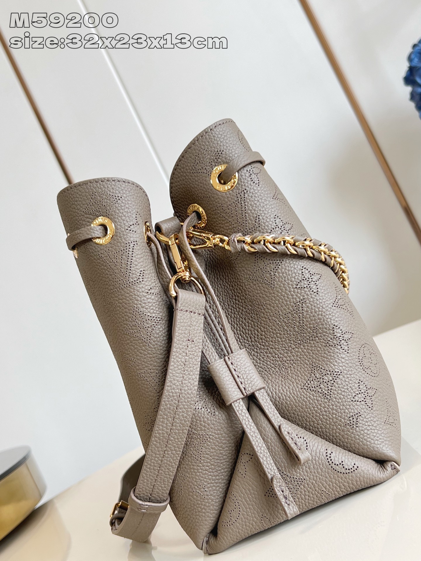 【顶级原单 M59200墨绿 】 本款 Bella Tote 手袋取材品牌标志性镂花穿孔皮革，与可拆卸链