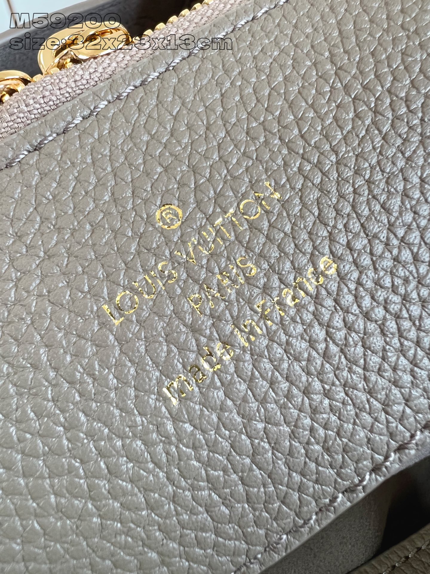 【顶级原单 M59200墨绿 】 本款 Bella Tote 手袋取材品牌标志性镂花穿孔皮革，与可拆卸链