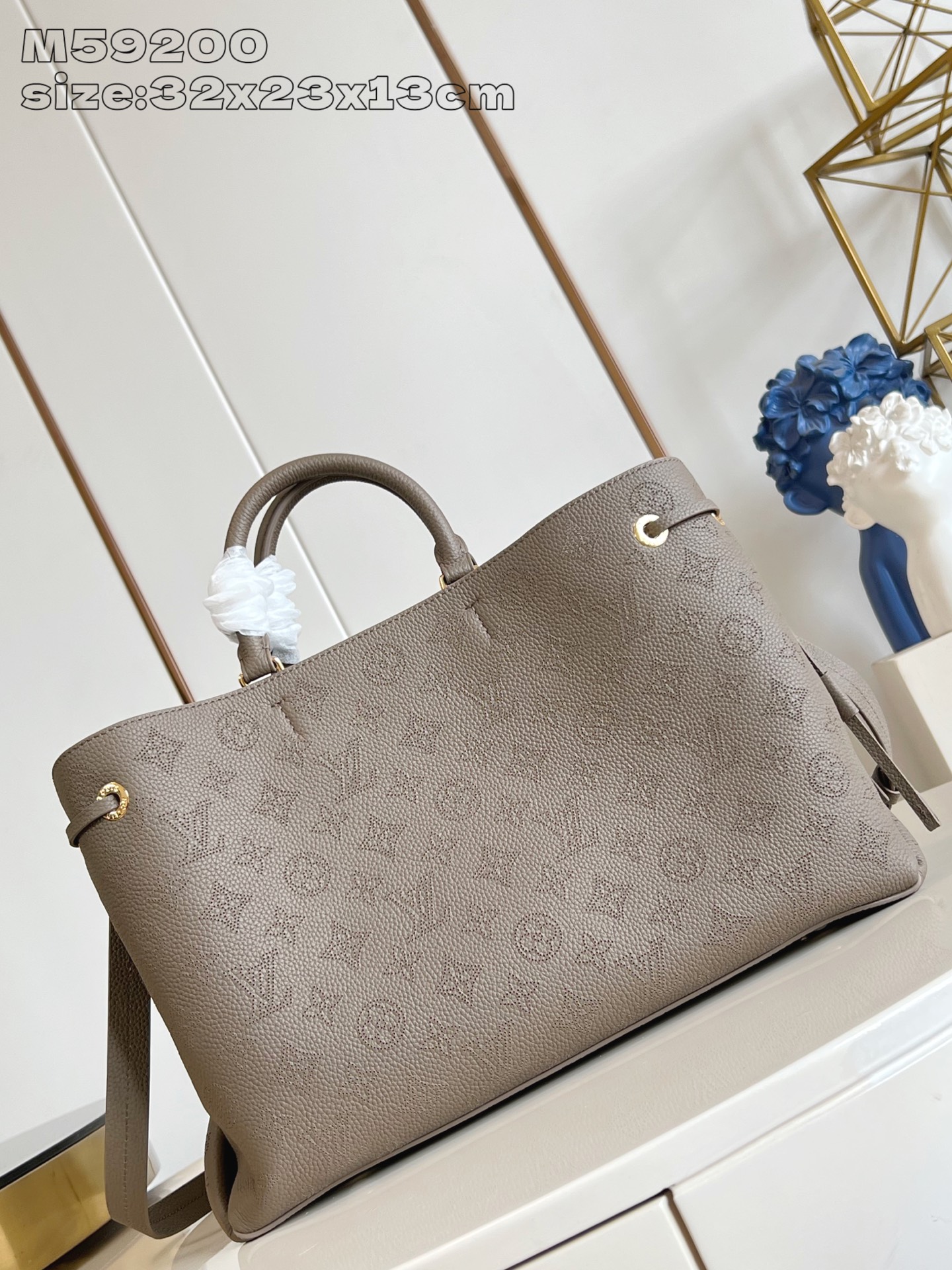 【顶级原单 M59200墨绿 】 本款 Bella Tote 手袋取材品牌标志性镂花穿孔皮革，与可拆卸链