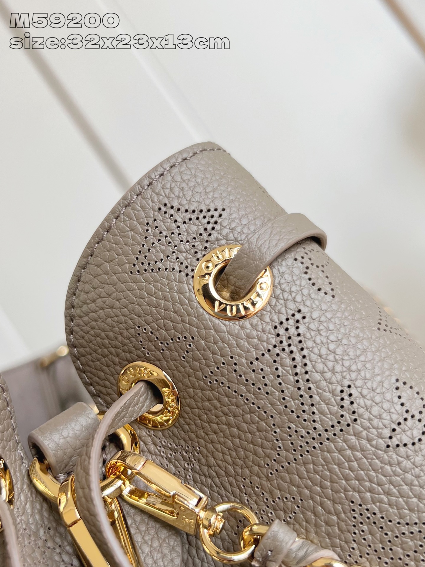 【顶级原单 M59200墨绿 】 本款 Bella Tote 手袋取材品牌标志性镂花穿孔皮革，与可拆卸链