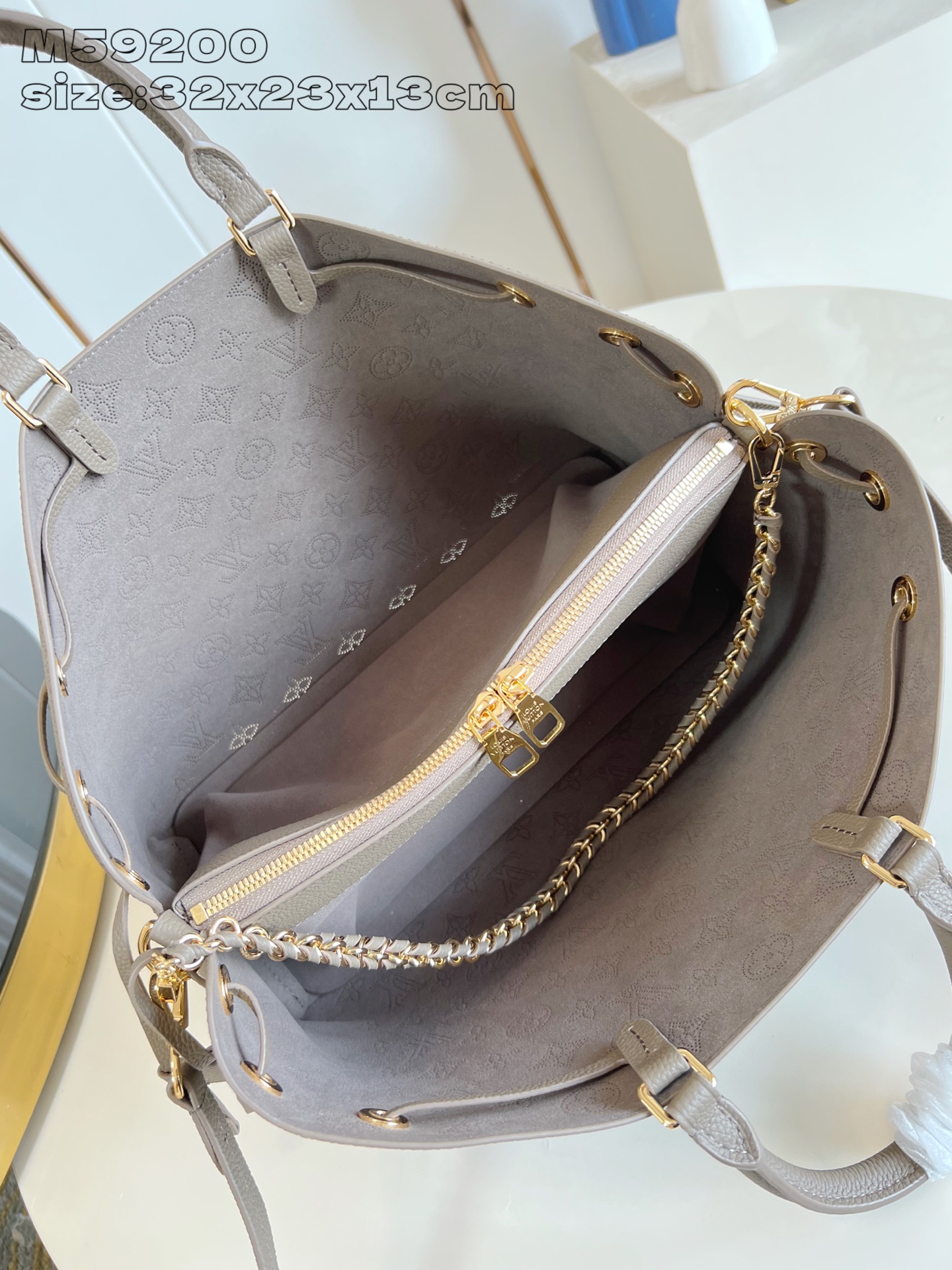 【顶级原单 M59200墨绿 】 本款 Bella Tote 手袋取材品牌标志性镂花穿孔皮革，与可拆卸链