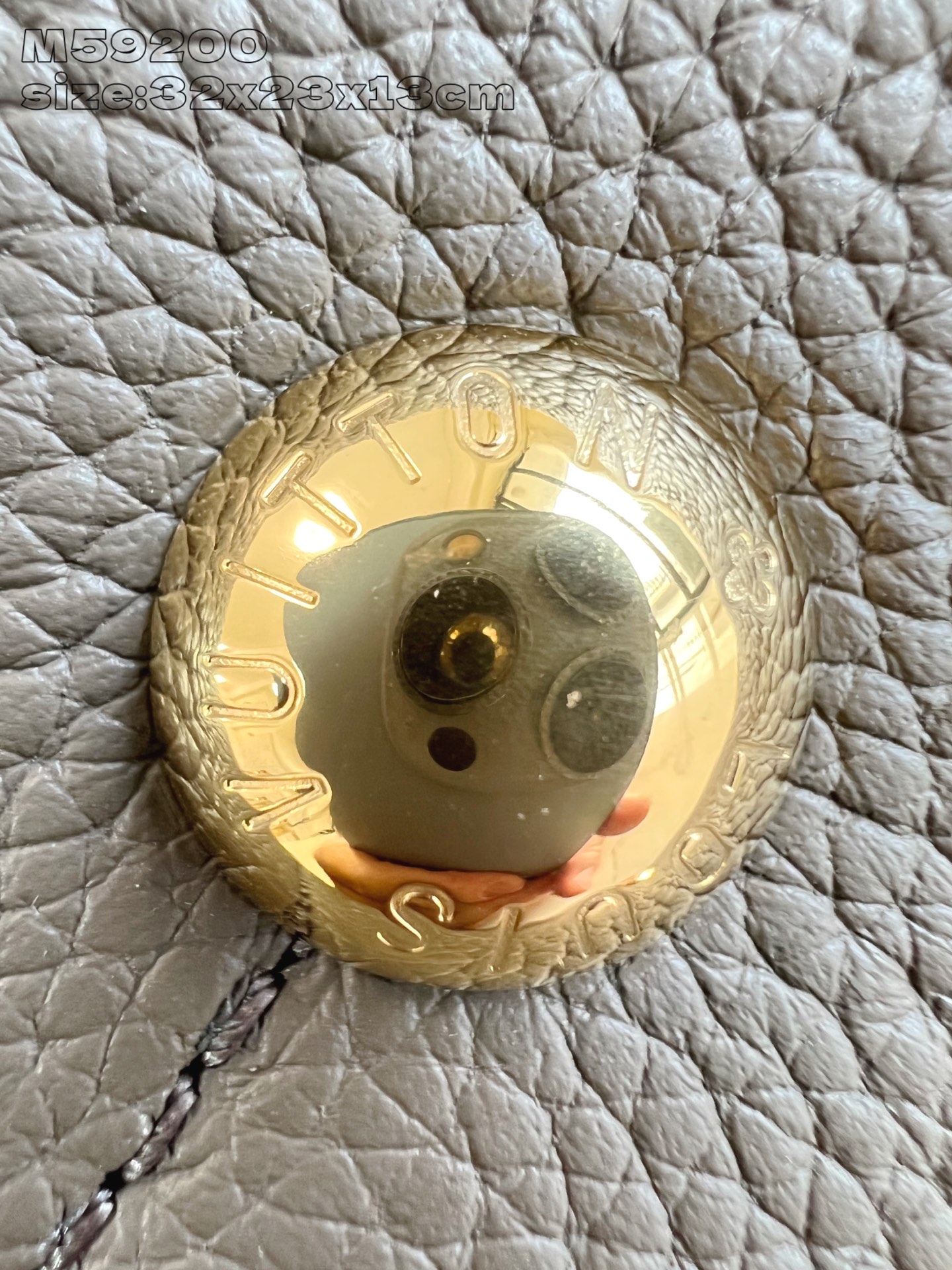 【顶级原单 M59200墨绿 】 本款 Bella Tote 手袋取材品牌标志性镂花穿孔皮革，与可拆卸链