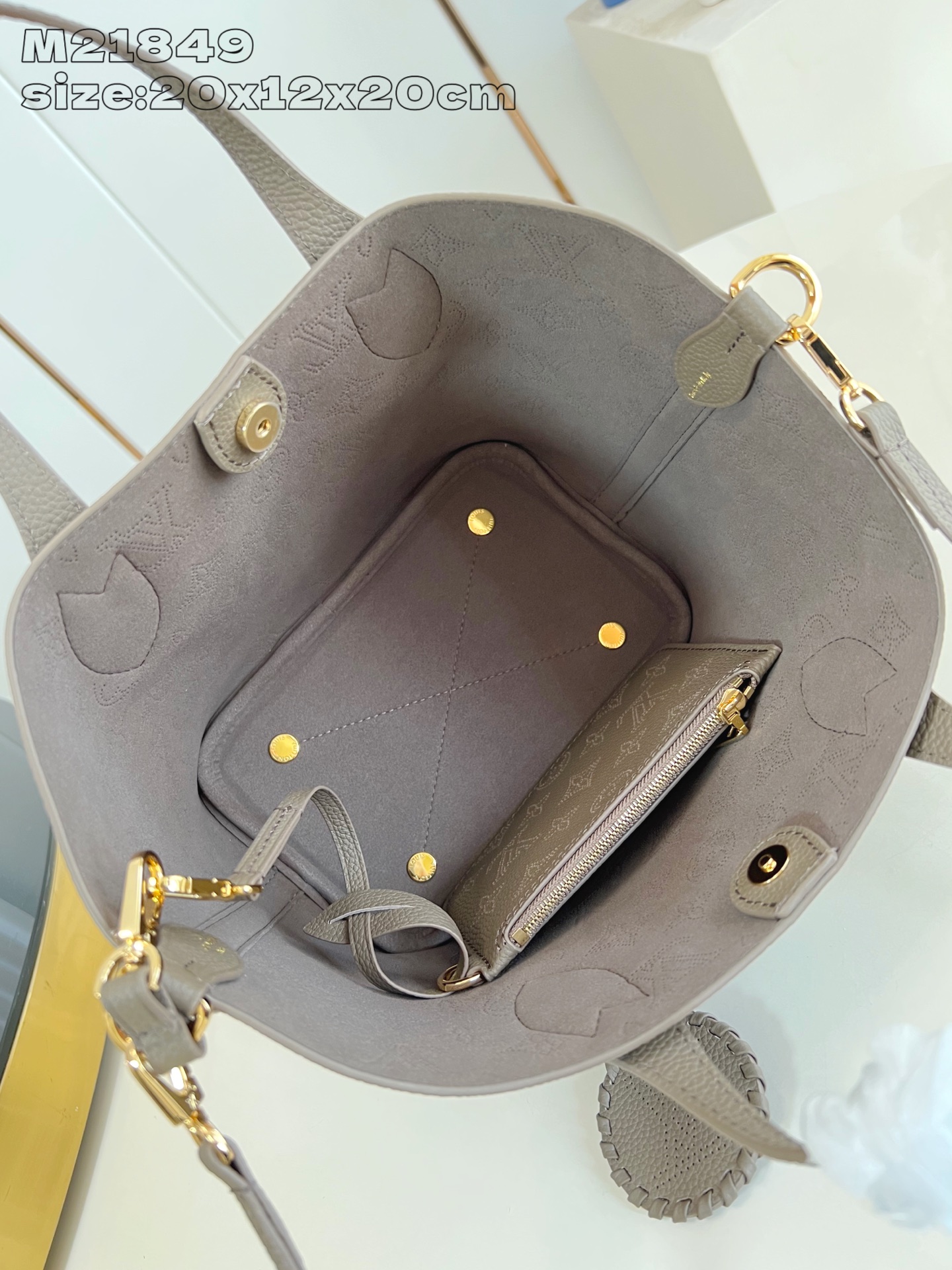 【顶级原单 M21849墨绿 】 本款 Blossom 小号手袋浸染新季摩登色调，以镂花皮革呈现 Mon