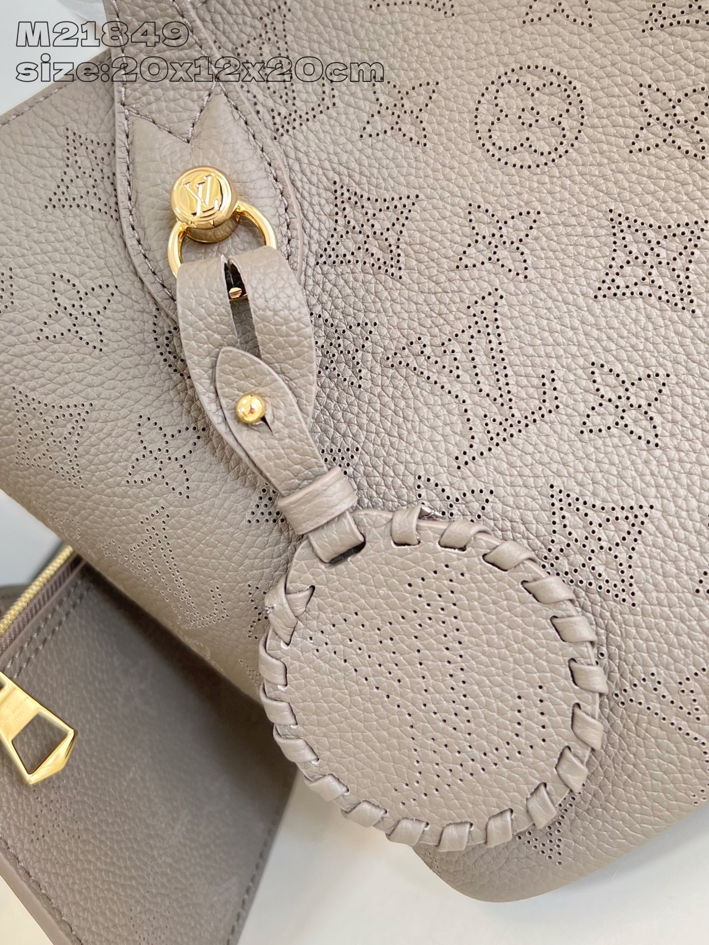 【顶级原单 M21849墨绿 】 本款 Blossom 小号手袋浸染新季摩登色调，以镂花皮革呈现 Mon