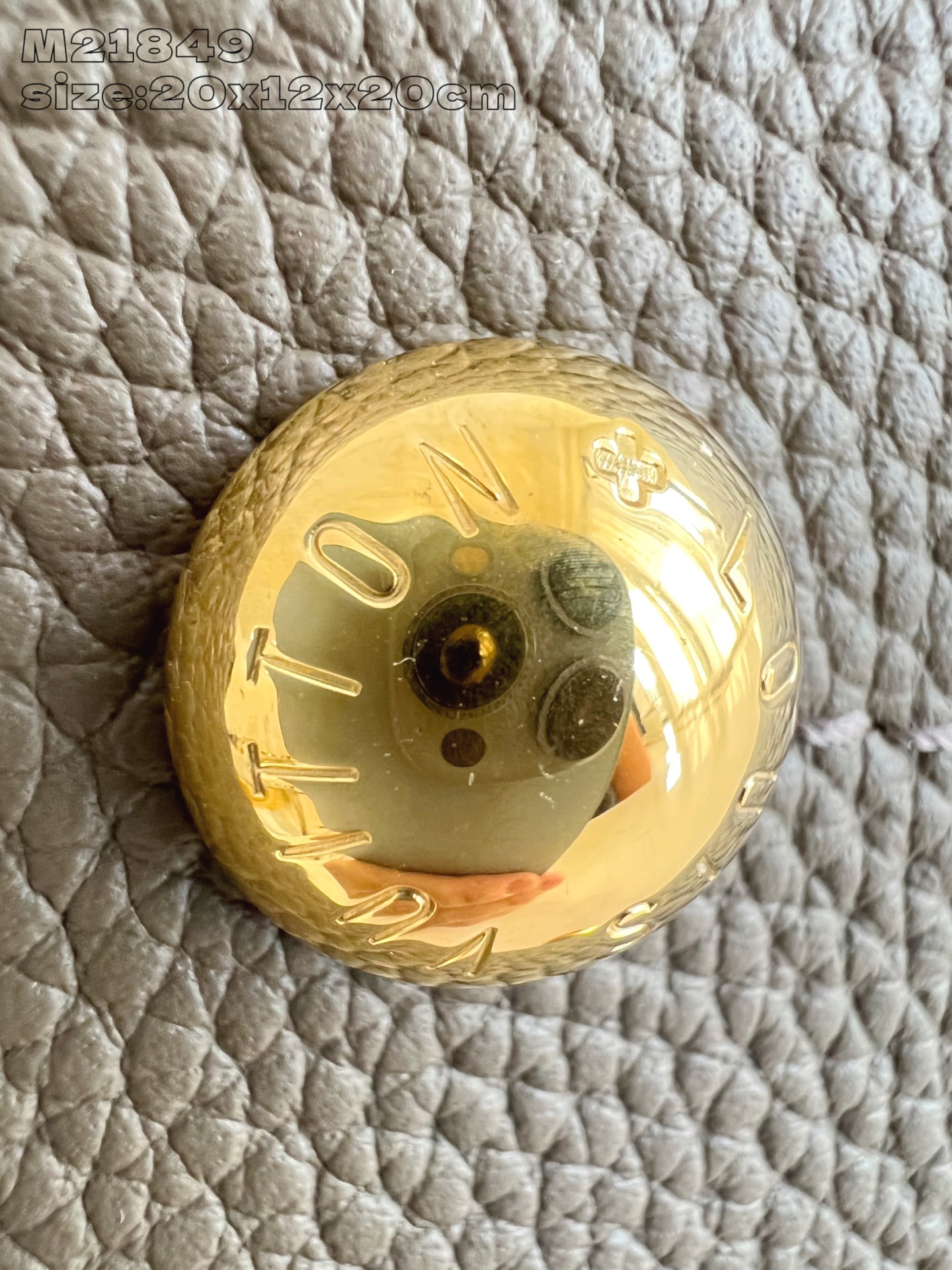 【顶级原单 M21849墨绿 】 本款 Blossom 小号手袋浸染新季摩登色调，以镂花皮革呈现 Mon