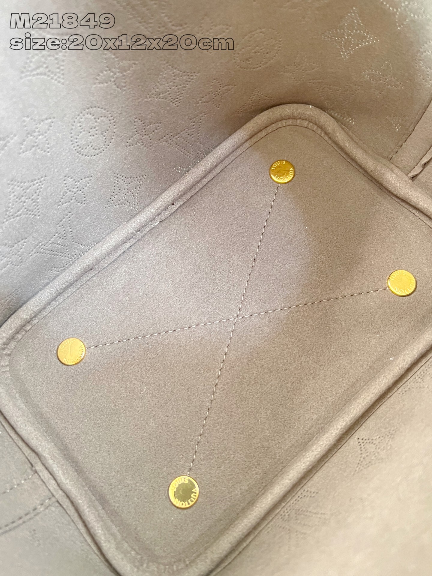 【顶级原单 M21849墨绿 】 本款 Blossom 小号手袋浸染新季摩登色调，以镂花皮革呈现 Mon