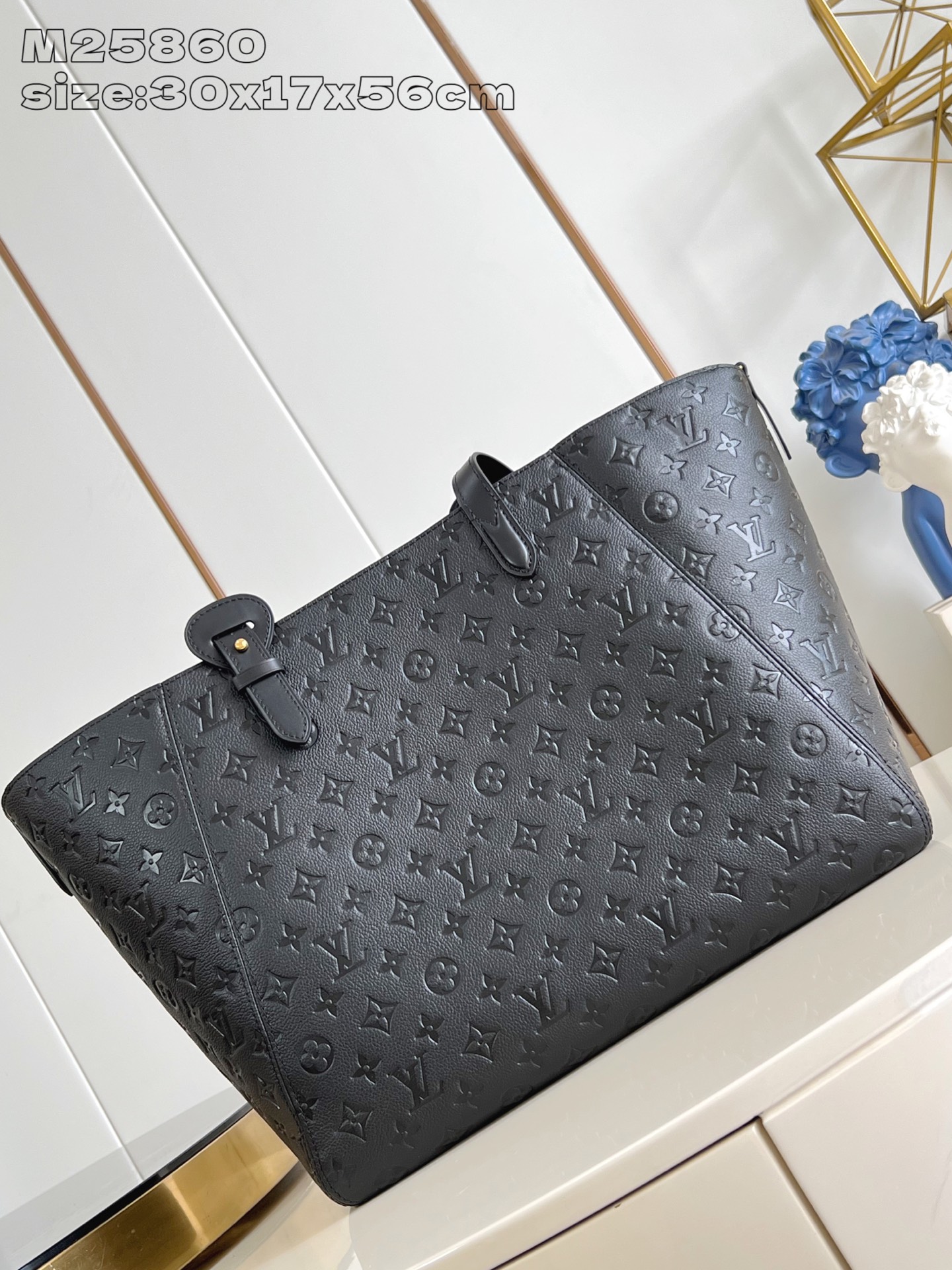 【顶级原单 M25860黑压花 】本款 All In One 中号手袋设计如其名，可灵活化身托特包或 H