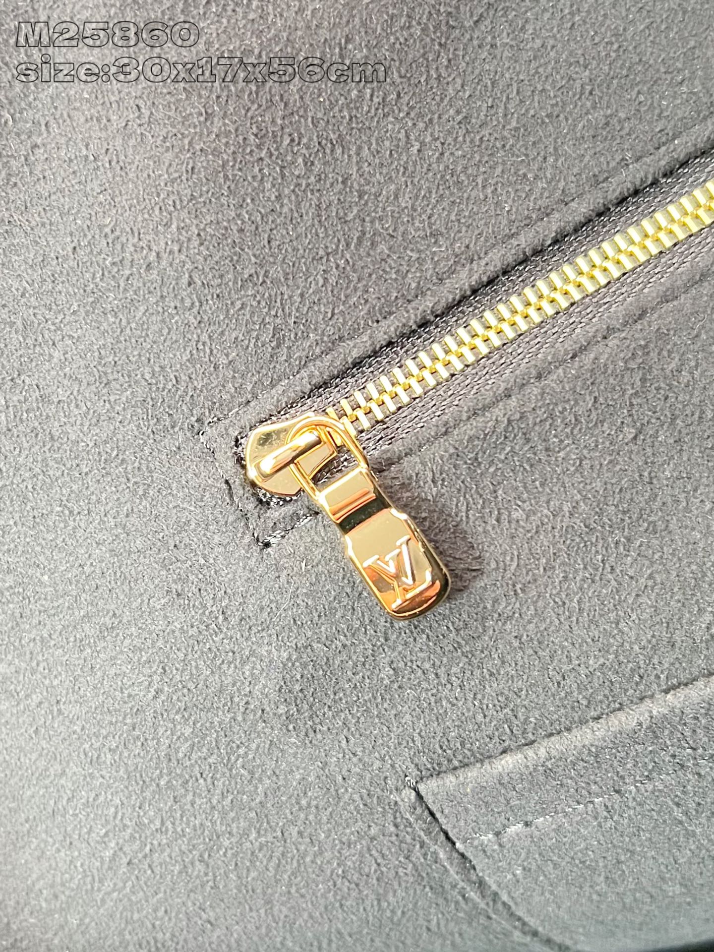 【顶级原单 M25860黑压花 】本款 All In One 中号手袋设计如其名，可灵活化身托特包或 H