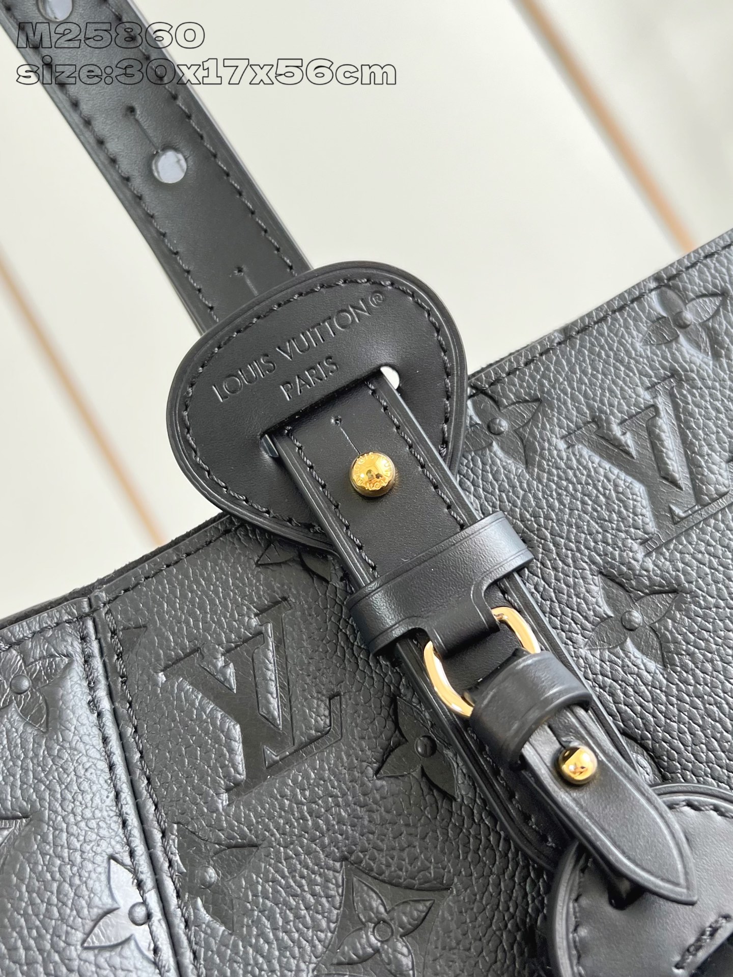 【顶级原单 M25860黑压花 】本款 All In One 中号手袋设计如其名，可灵活化身托特包或 H