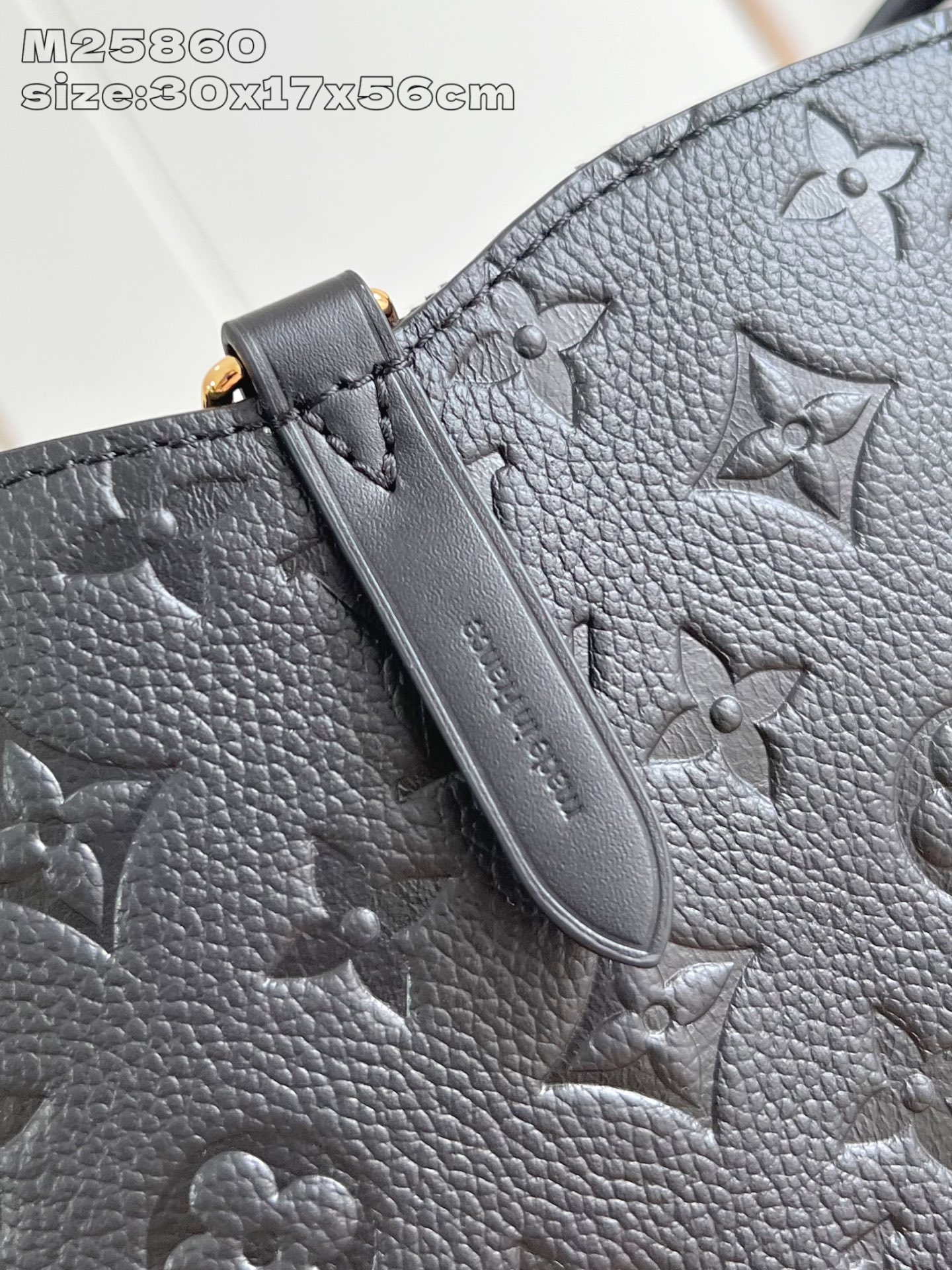 【顶级原单 M25860黑压花 】本款 All In One 中号手袋设计如其名，可灵活化身托特包或 H