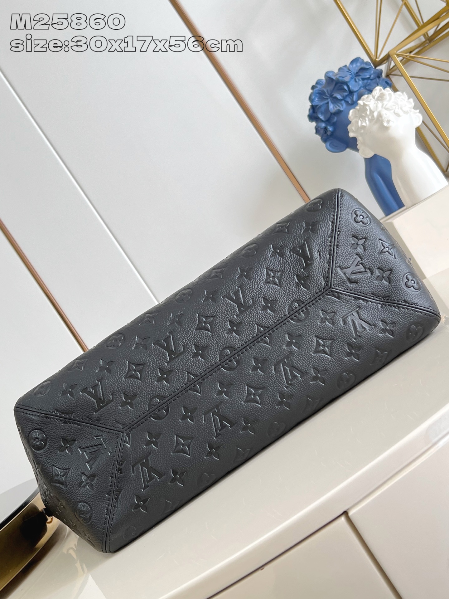 【顶级原单 M25860黑压花 】本款 All In One 中号手袋设计如其名，可灵活化身托特包或 H