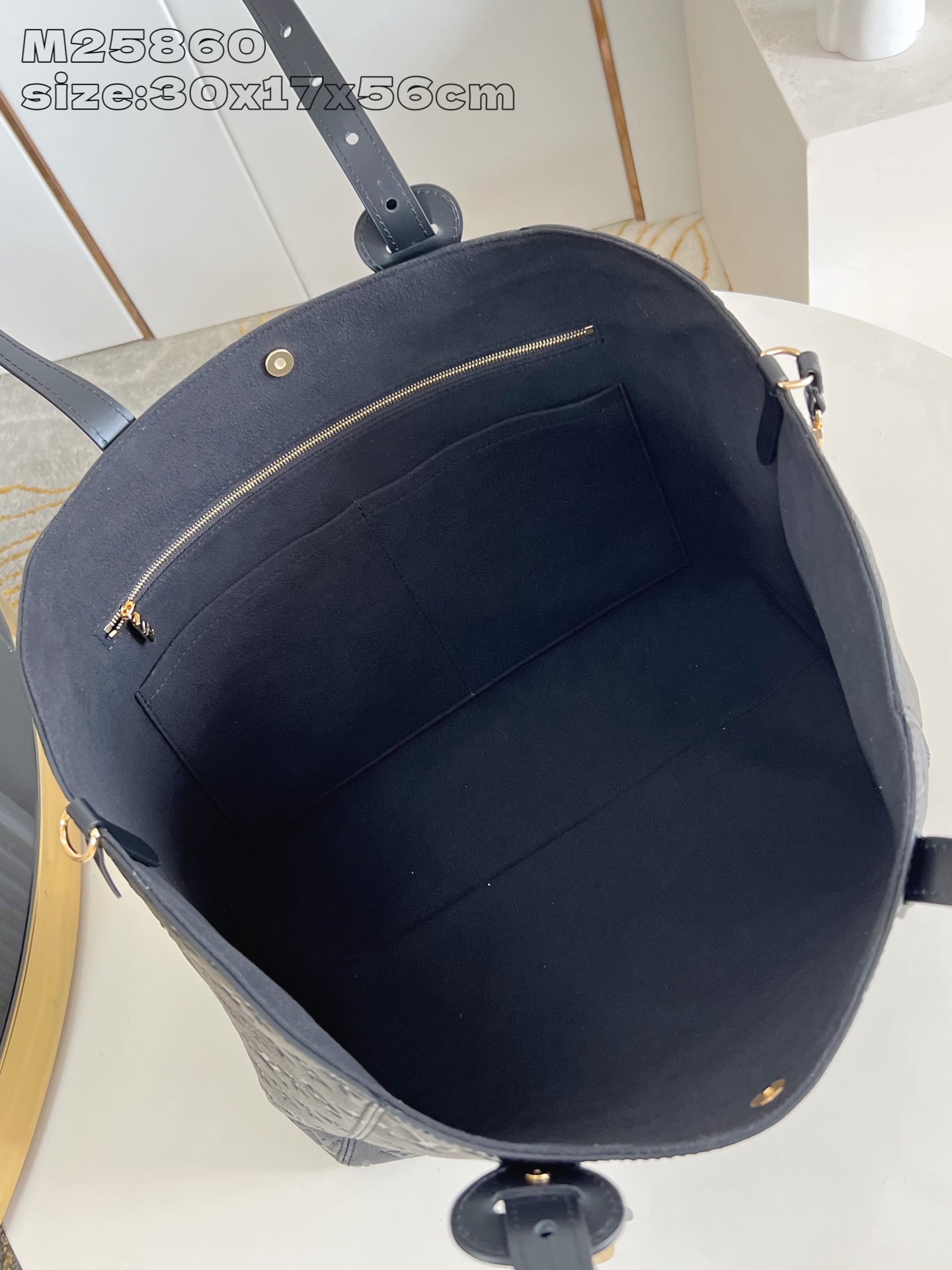 【顶级原单 M25860黑压花 】本款 All In One 中号手袋设计如其名，可灵活化身托特包或 H