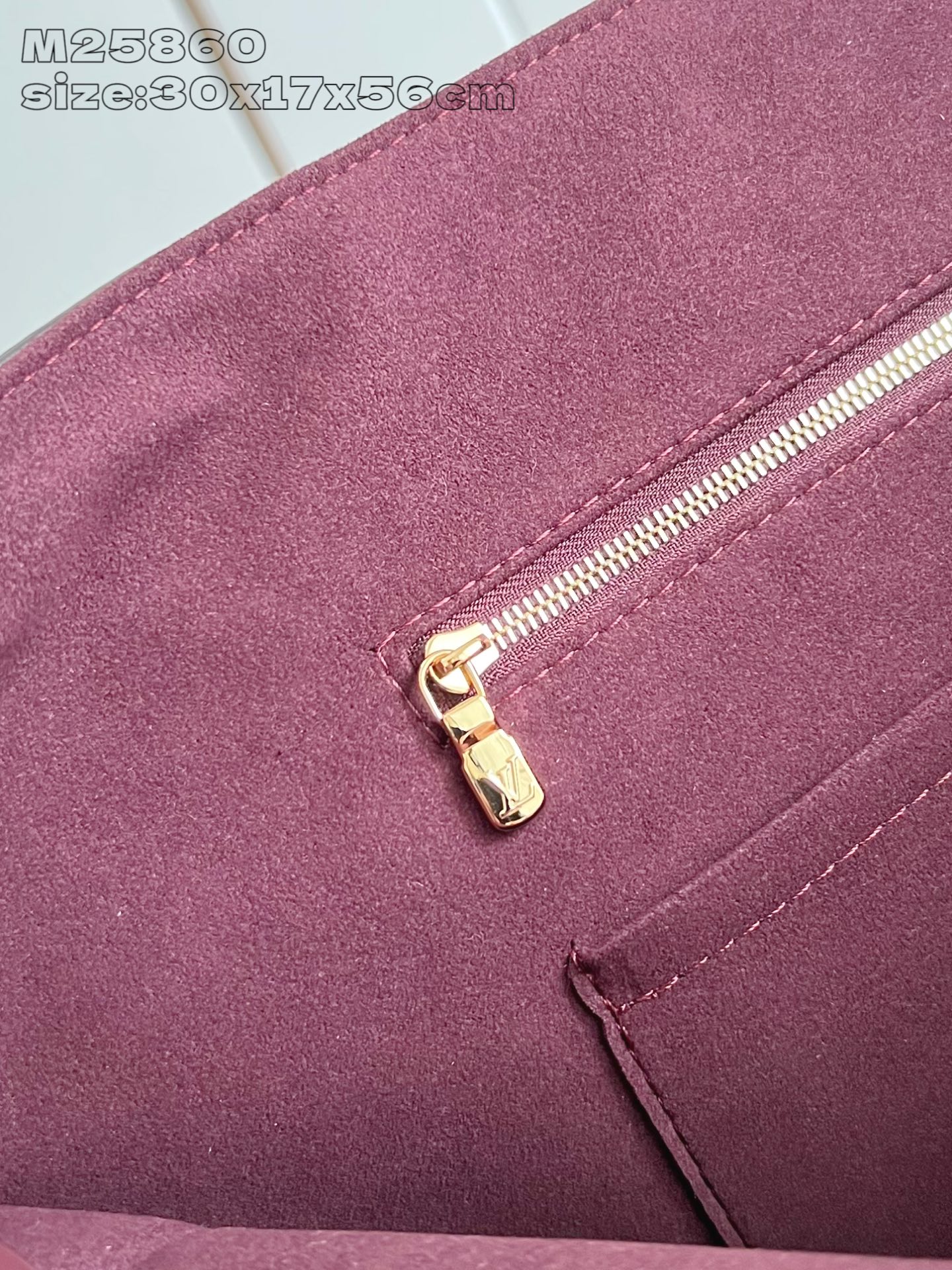 【顶级原单 M25860紫红压花 】本款 All In One 中号手袋设计如其名，可灵活化身托特包或 