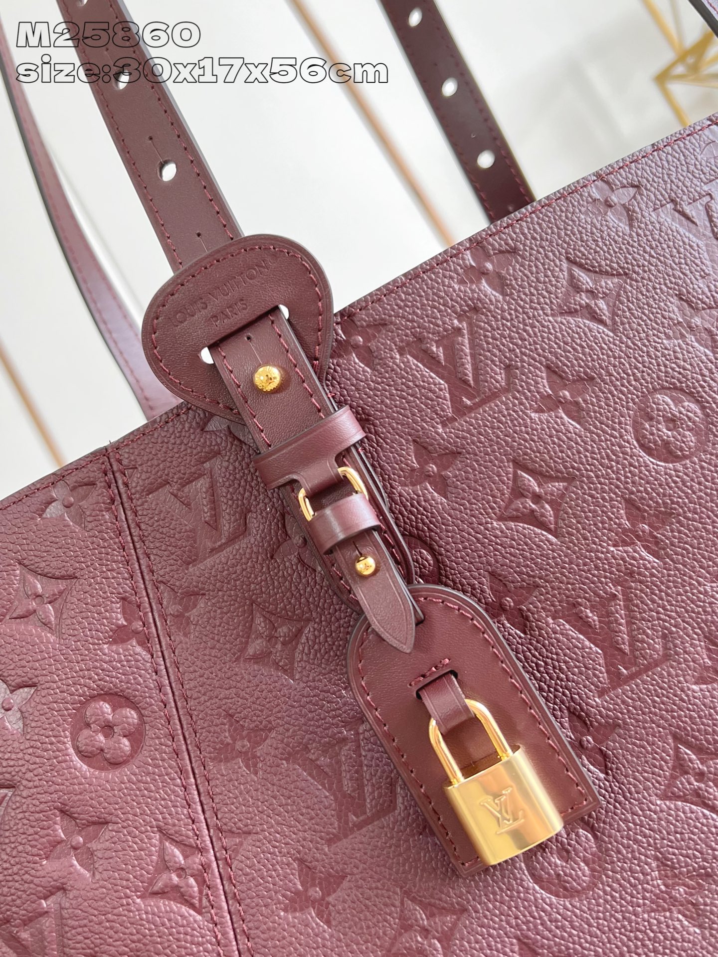 【顶级原单 M25860紫红压花 】本款 All In One 中号手袋设计如其名，可灵活化身托特包或 