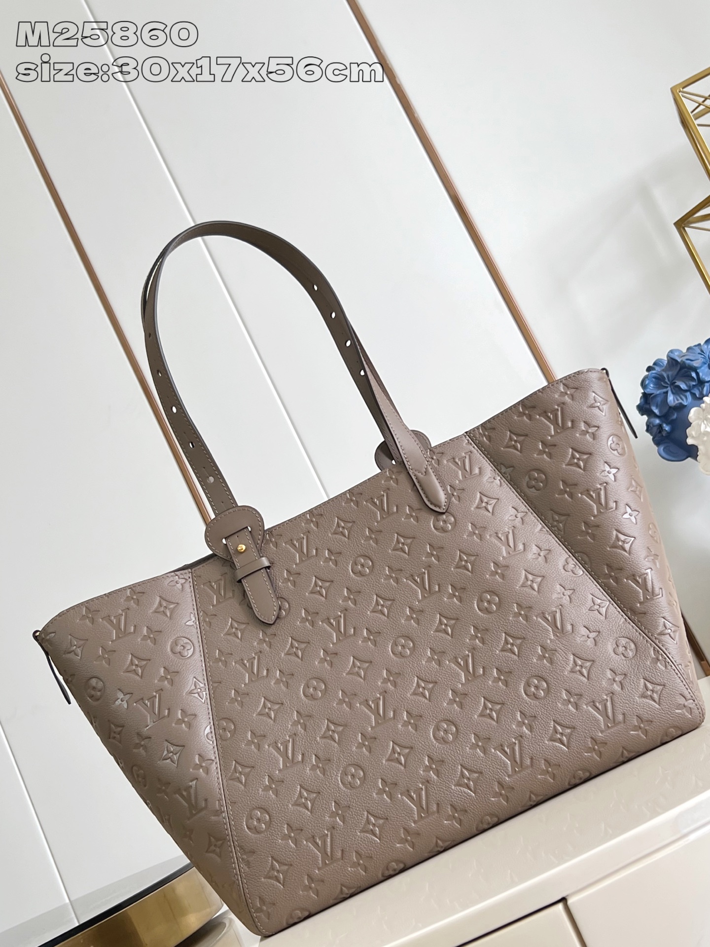 【顶级原单 M25860浅绿压花 】本款 All In One 中号手袋设计如其名，可灵活化身托特包或 