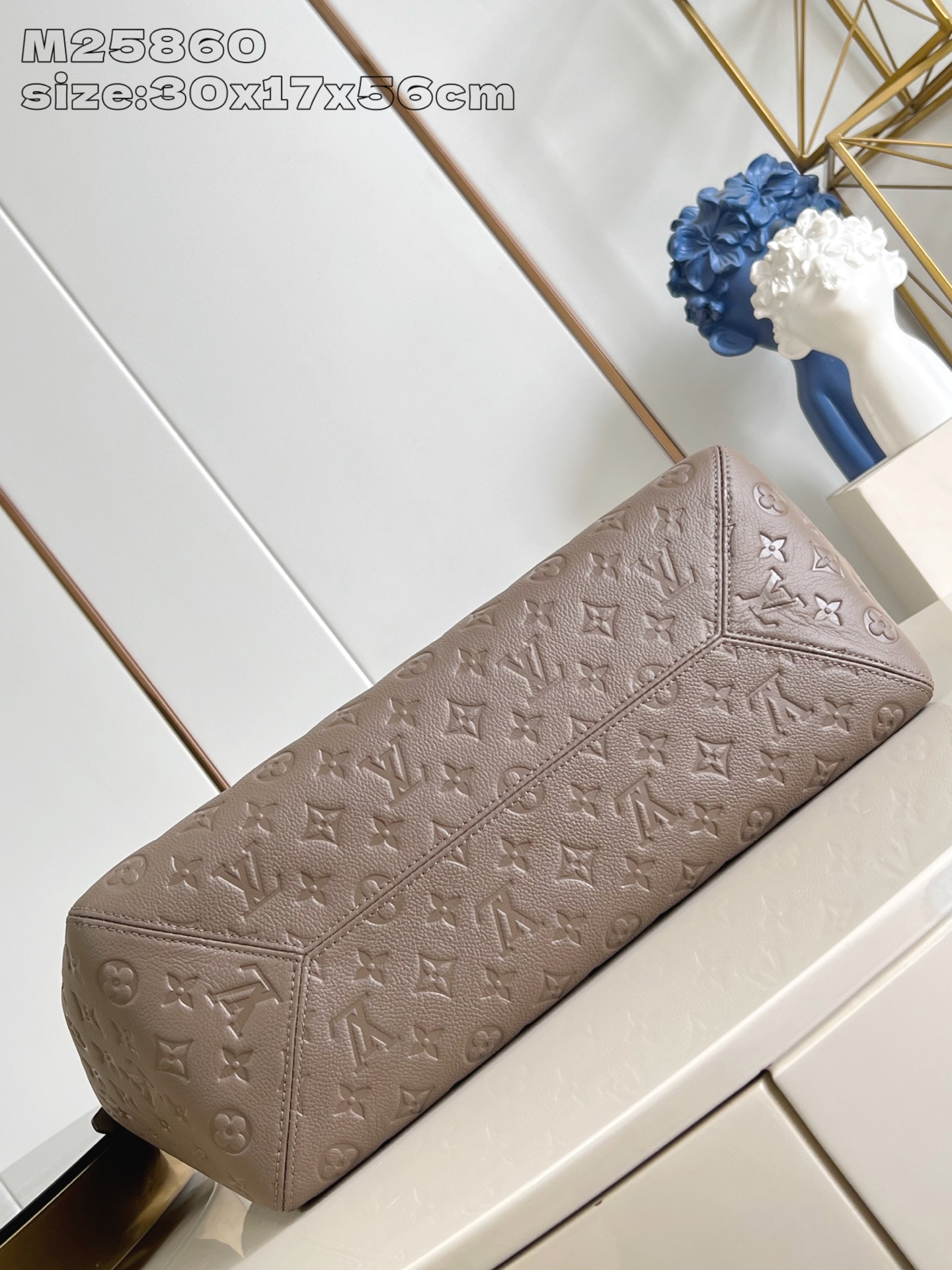 【顶级原单 M25860浅绿压花 】本款 All In One 中号手袋设计如其名，可灵活化身托特包或 