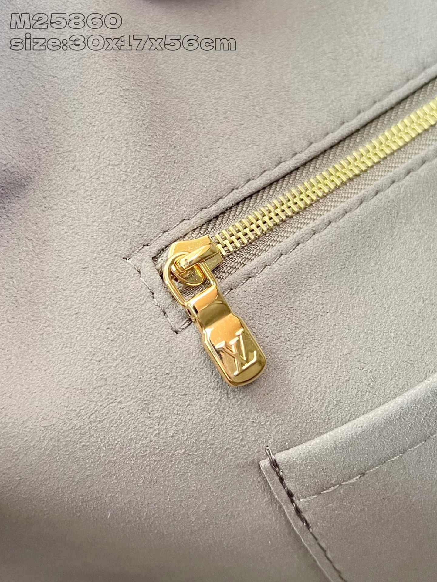 【顶级原单 M25860浅绿压花 】本款 All In One 中号手袋设计如其名，可灵活化身托特包或 