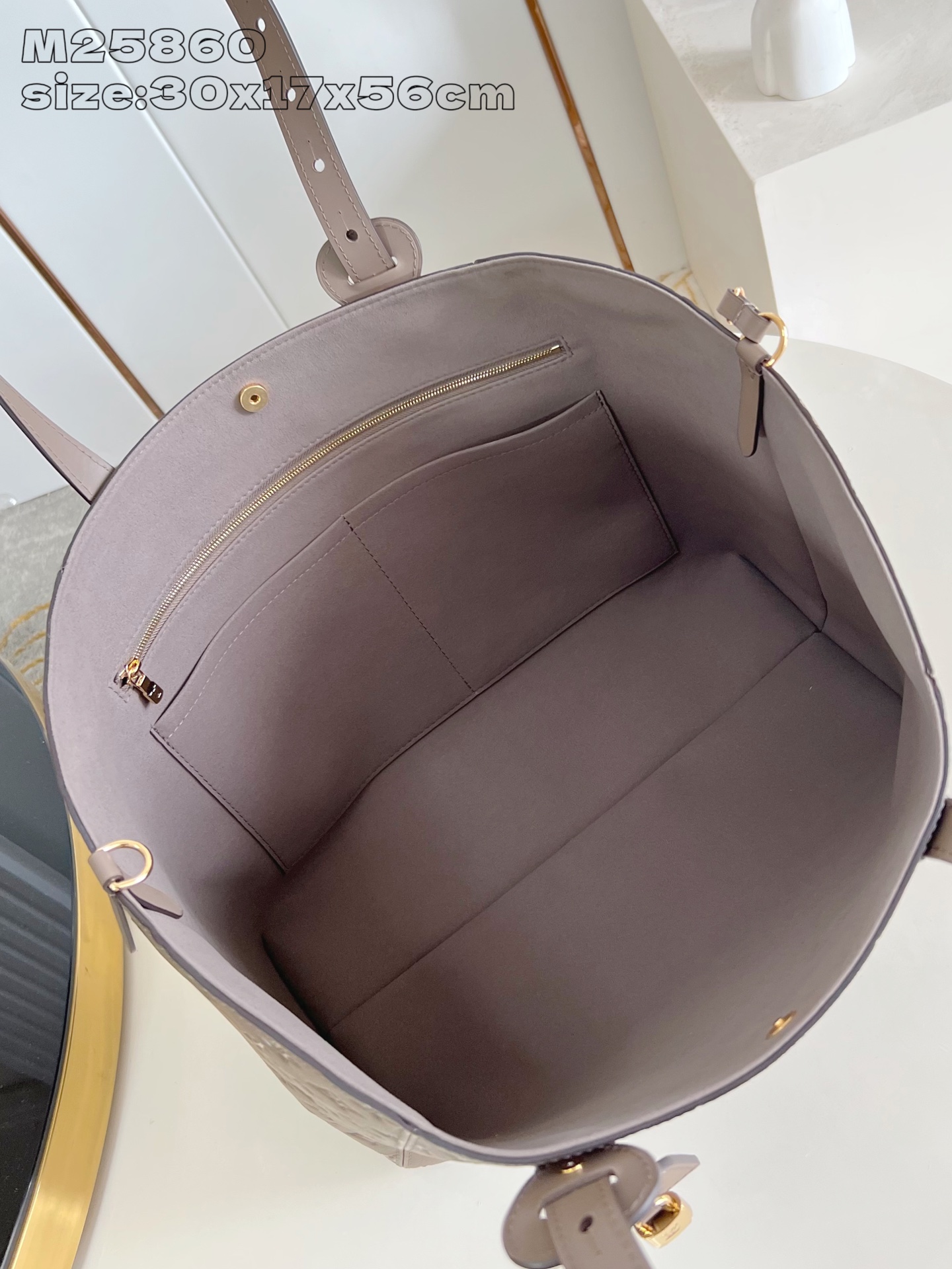 【顶级原单 M25860浅绿压花 】本款 All In One 中号手袋设计如其名，可灵活化身托特包或 