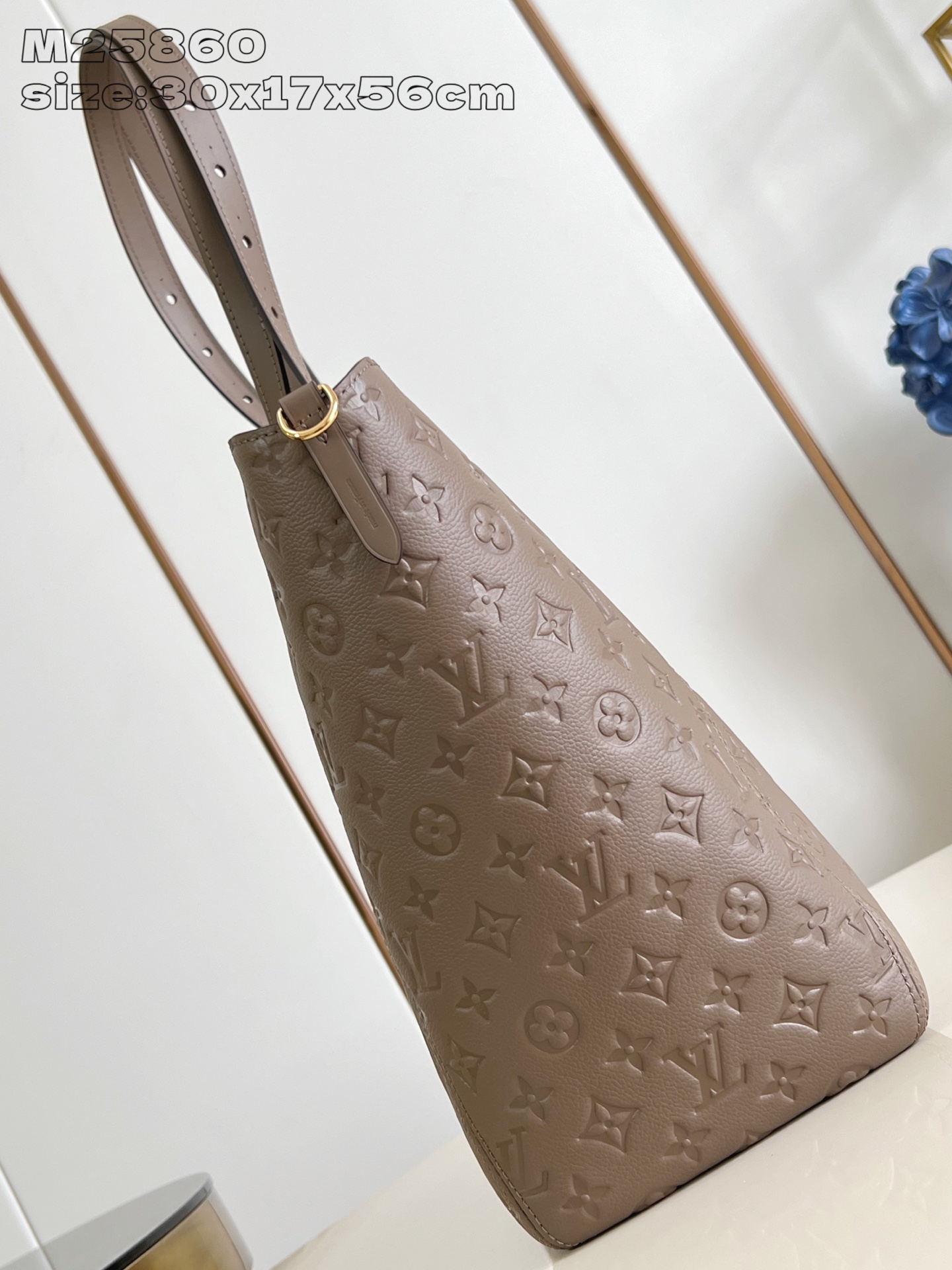 【顶级原单 M25860浅绿压花 】本款 All In One 中号手袋设计如其名，可灵活化身托特包或 