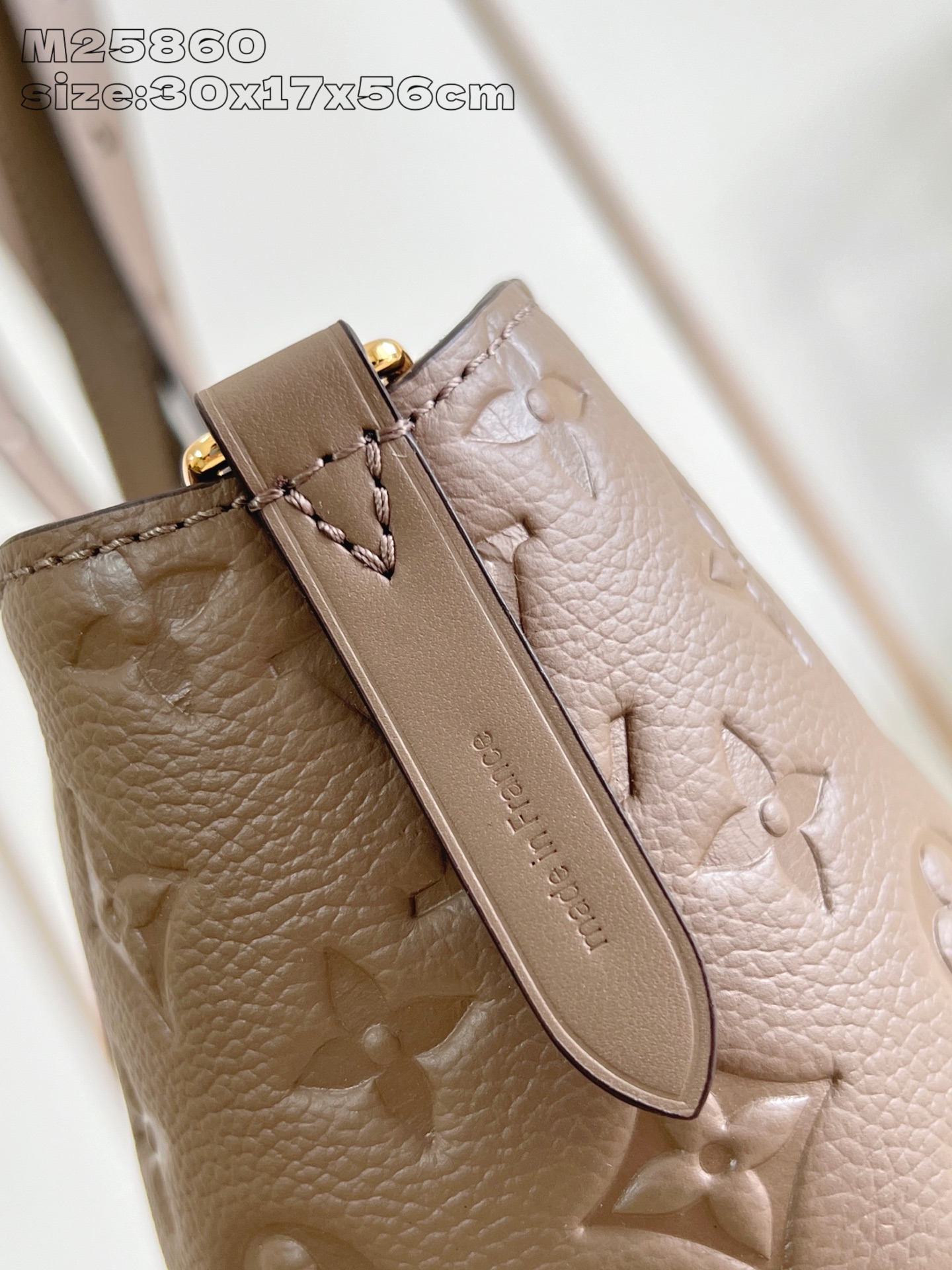 【顶级原单 M25860浅绿压花 】本款 All In One 中号手袋设计如其名，可灵活化身托特包或 