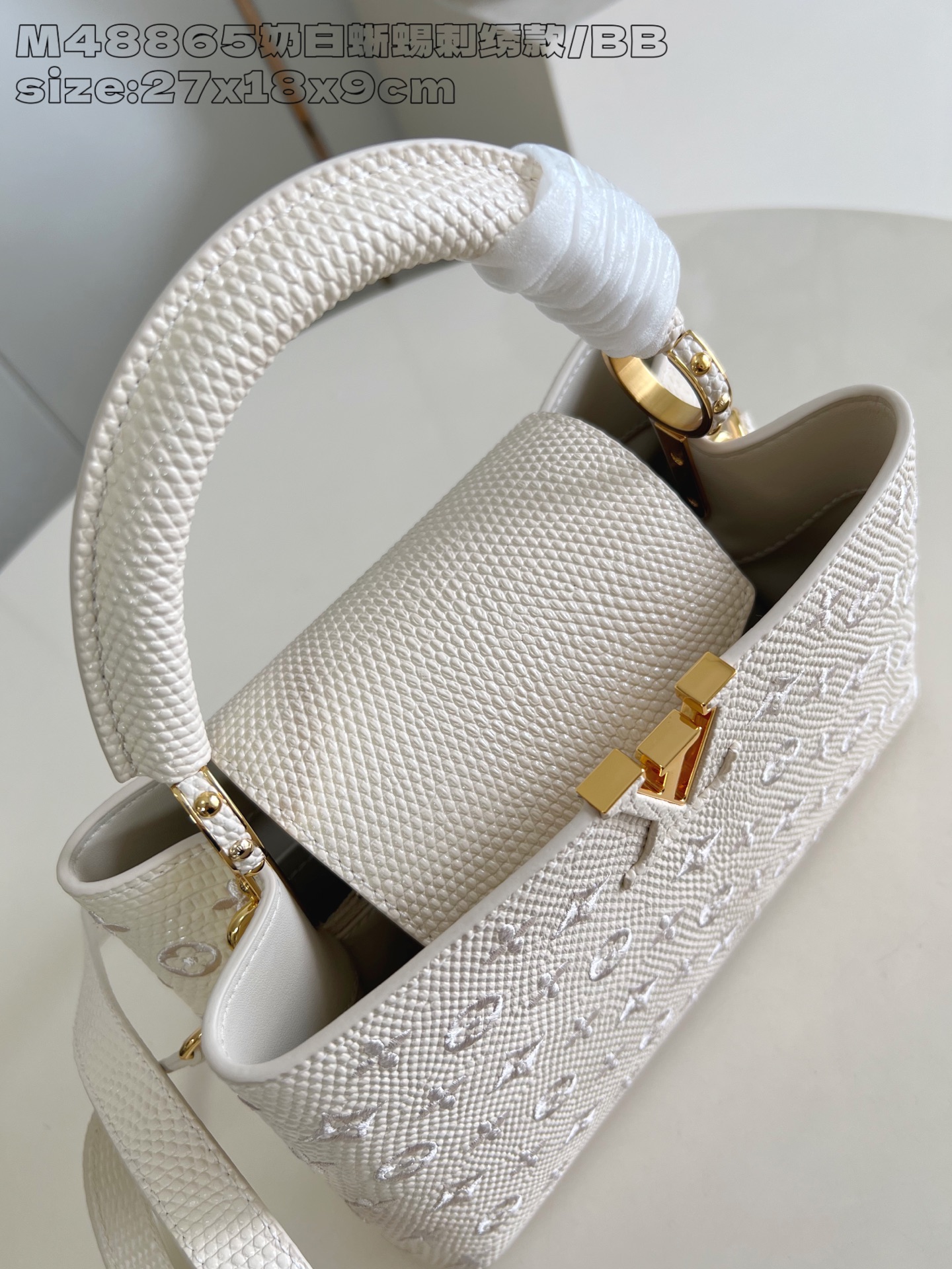 【顶级原单 M48865奶白蜥蜴刺绣款/小号 】 本款 Capucines BB手袋采用 Taurill